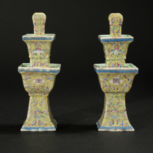 Lot 024 A PAIR OF YELLOW-GROUND FAMILLE ROSE 'FLORAL' THREE-TIERED SQUARE STUPA CANDLESTICKS
JIAQING PERIOD, QING DYNASTY
清嘉庆 黄地粉彩花卉纹方形三级塔式烛台一对
