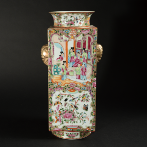 Lot 025 A MAGNIFICENT FAMILLE ROSE 'CANTON' ENAMEL RECTANGULAR VASE
LATE QING DYNASTY, 19TH CENTURY
晚清 广彩开光人物花鸟纹大四方瓶