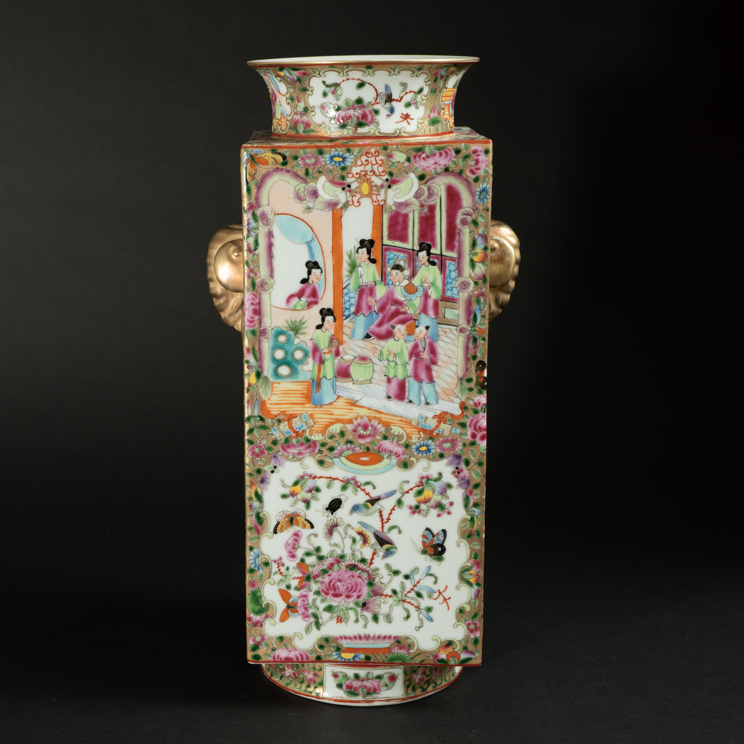 Lot 025 A MAGNIFICENT FAMILLE ROSE 'CANTON' ENAMEL RECTANGULAR VASE
LATE QING DYNASTY, 19TH CENTURY
晚清 广彩开光人物花鸟纹大四方瓶