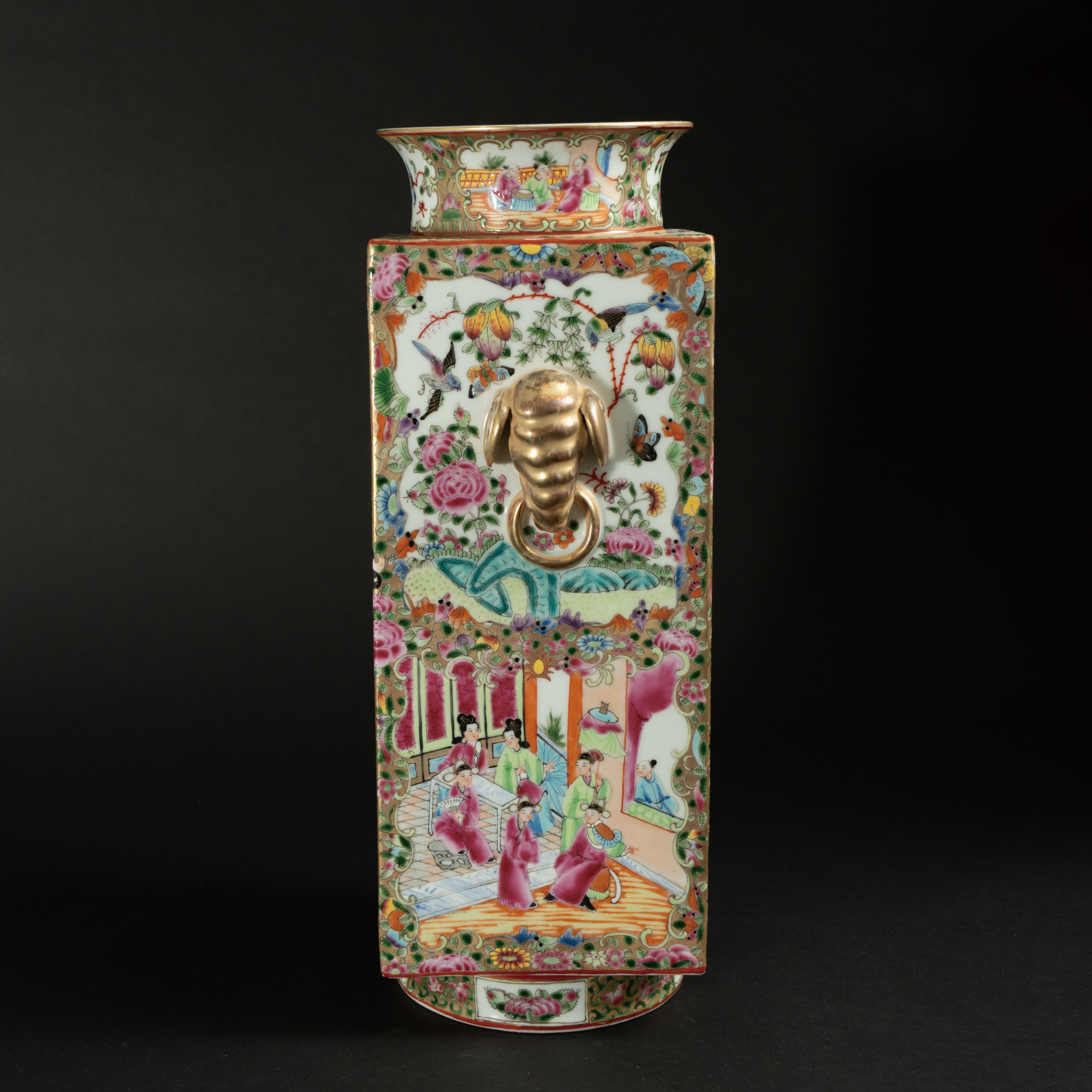 Lot 025 A MAGNIFICENT FAMILLE ROSE 'CANTON' ENAMEL RECTANGULAR VASE
LATE QING DYNASTY, 19TH CENTURY
晚清 广彩开光人物花鸟纹大四方瓶 - Image 2