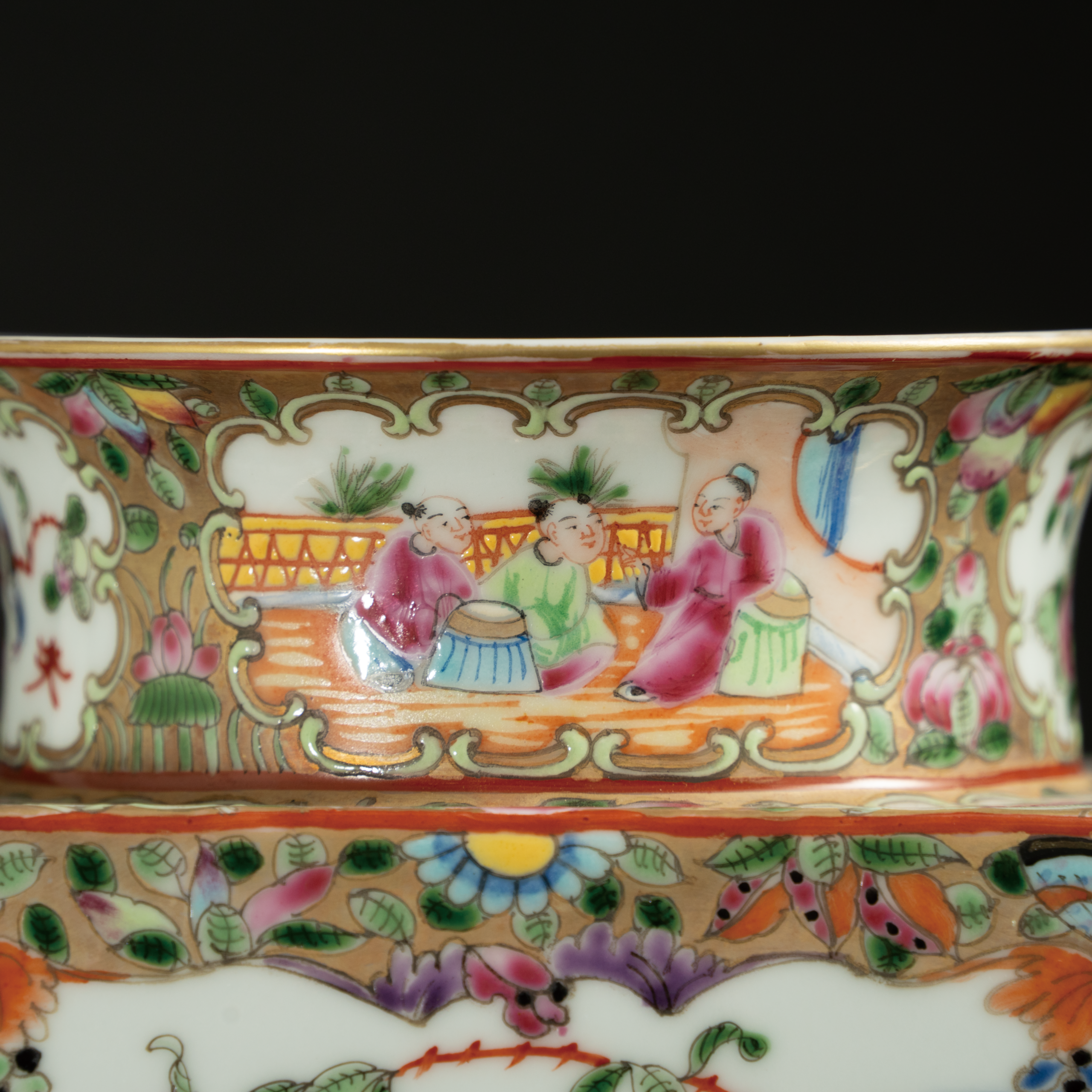 Lot 025 A MAGNIFICENT FAMILLE ROSE 'CANTON' ENAMEL RECTANGULAR VASE
LATE QING DYNASTY, 19TH CENTURY
晚清 广彩开光人物花鸟纹大四方瓶 - Image 3