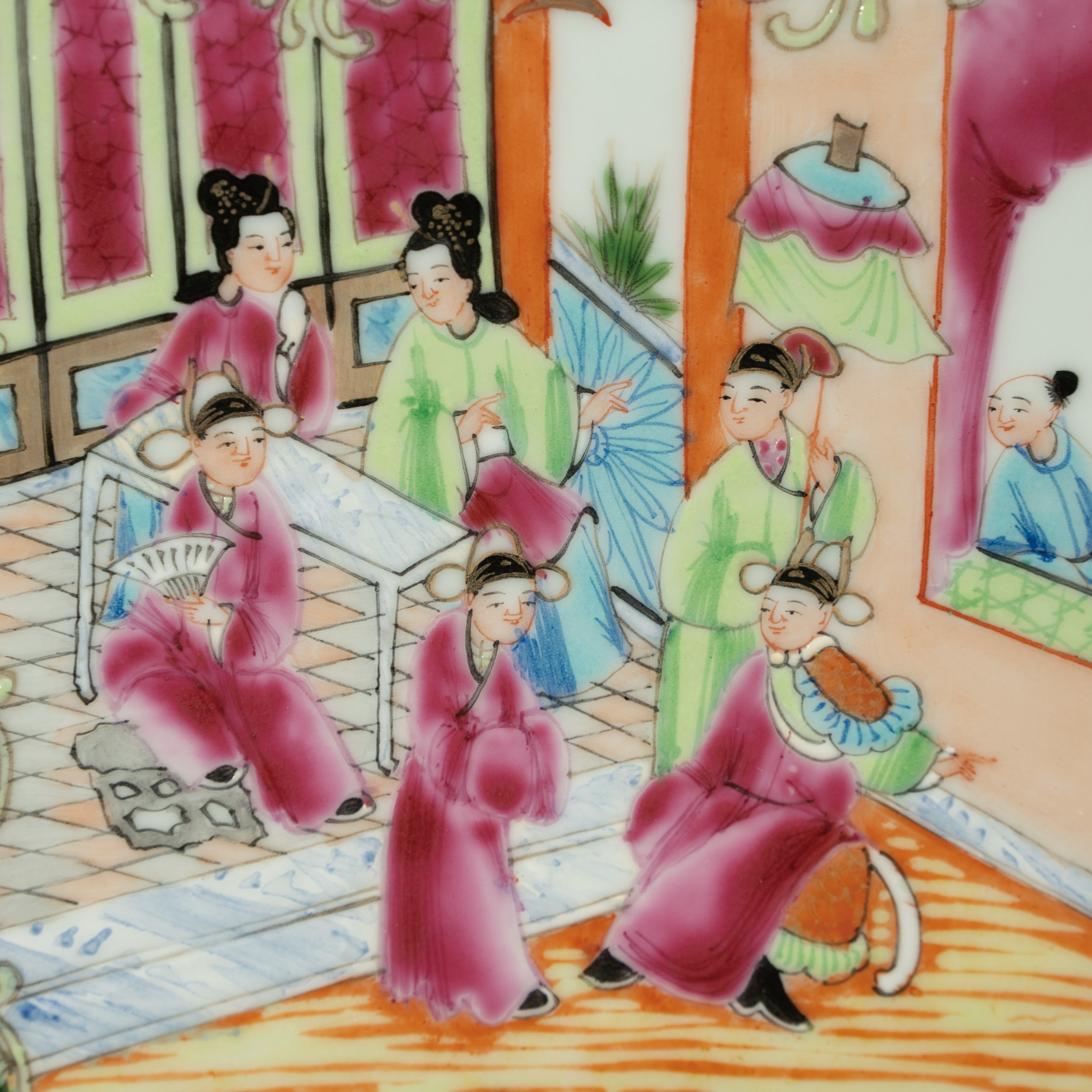 Lot 025 A MAGNIFICENT FAMILLE ROSE 'CANTON' ENAMEL RECTANGULAR VASE
LATE QING DYNASTY, 19TH CENTURY
晚清 广彩开光人物花鸟纹大四方瓶 - Image 4