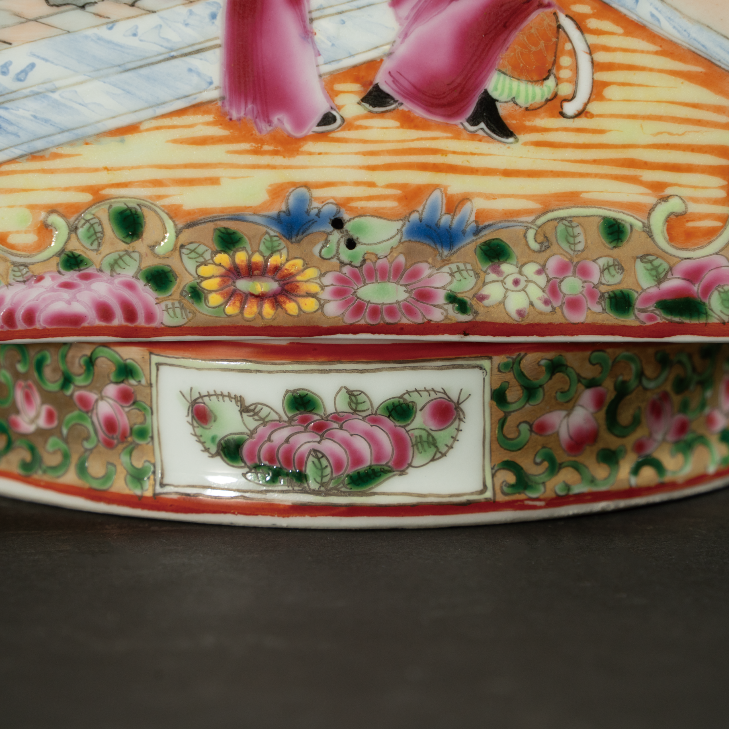 Lot 025 A MAGNIFICENT FAMILLE ROSE 'CANTON' ENAMEL RECTANGULAR VASE
LATE QING DYNASTY, 19TH CENTURY
晚清 广彩开光人物花鸟纹大四方瓶 - Image 5