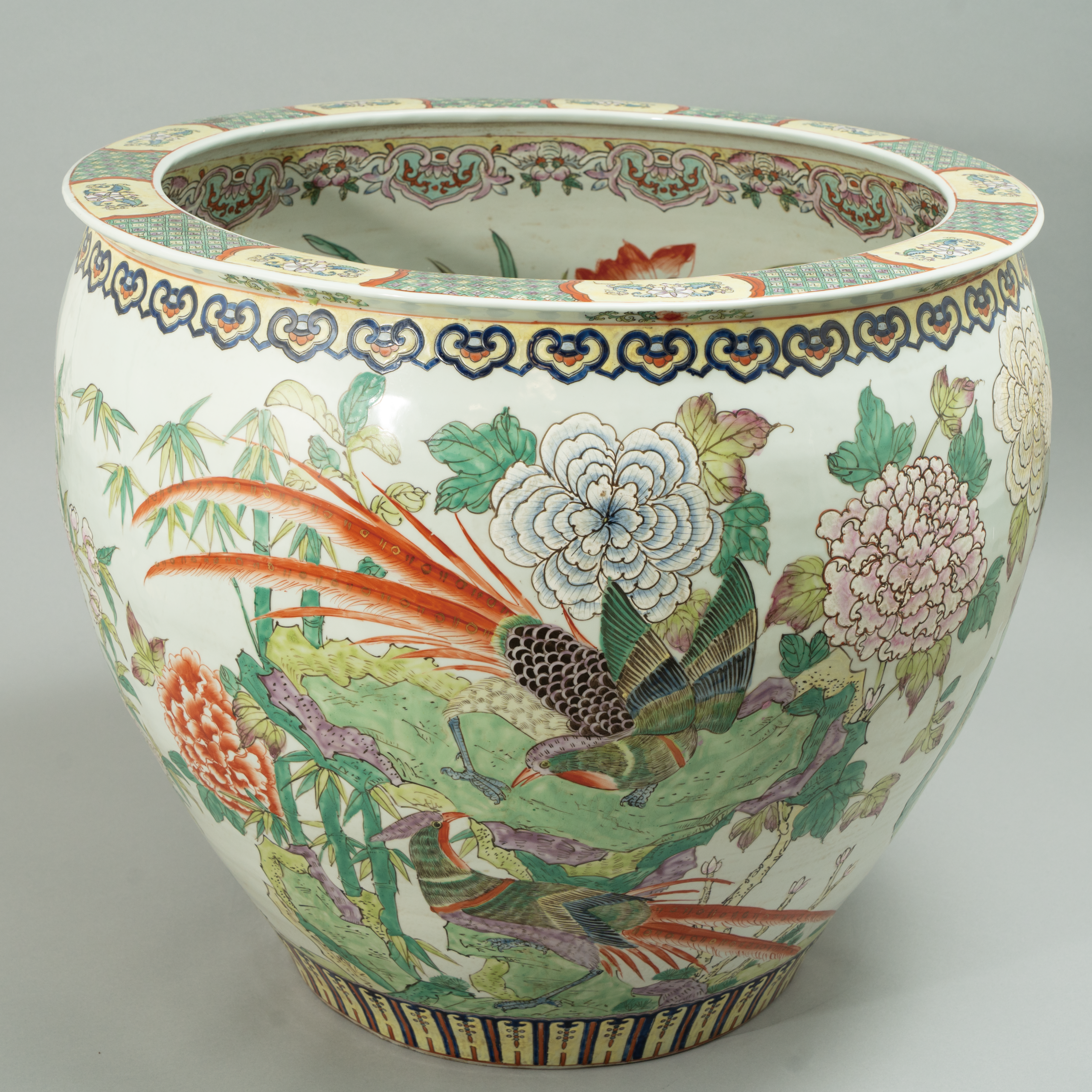 Lot 026 A LARGE FAMILLE ROSE 'BIRDS AND FLOWERS' FISH BOWL ('HAI')
LATE QING DYNASTY / REPUBLIC PERIOD
清末民国 粉彩花鸟纹大鱼缸(“海”)