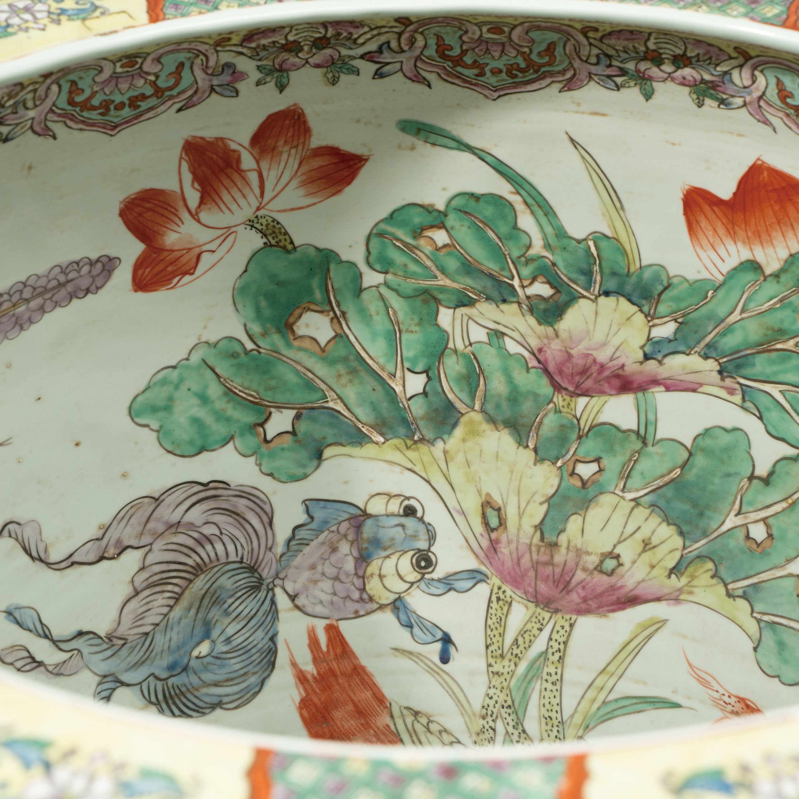 Lot 026 A LARGE FAMILLE ROSE 'BIRDS AND FLOWERS' FISH BOWL ('HAI')
LATE QING DYNASTY / REPUBLIC PERIOD
清末民国 粉彩花鸟纹大鱼缸(“海”) - Image 2