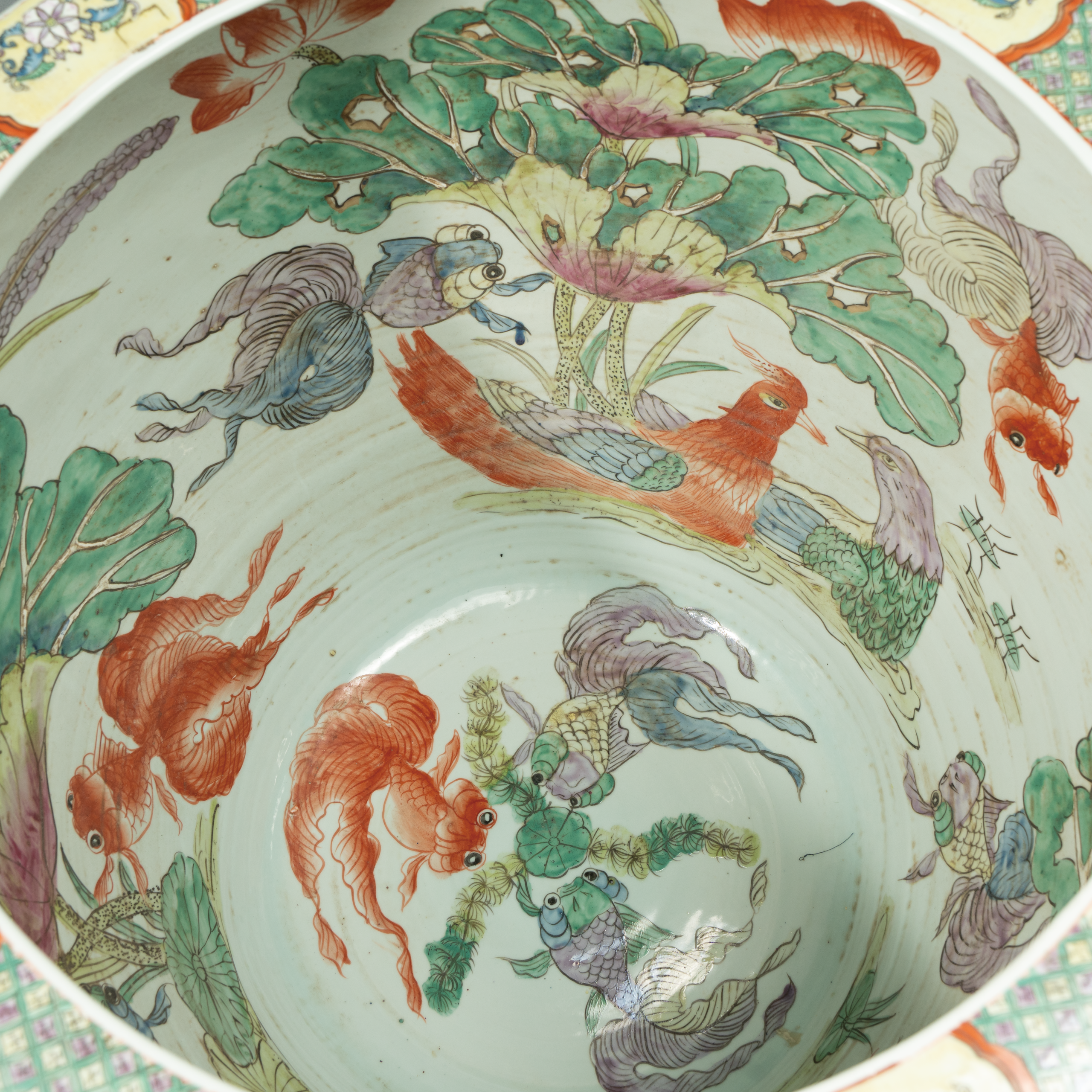 Lot 026 A LARGE FAMILLE ROSE 'BIRDS AND FLOWERS' FISH BOWL ('HAI')
LATE QING DYNASTY / REPUBLIC PERIOD
清末民国 粉彩花鸟纹大鱼缸(“海”) - Image 3