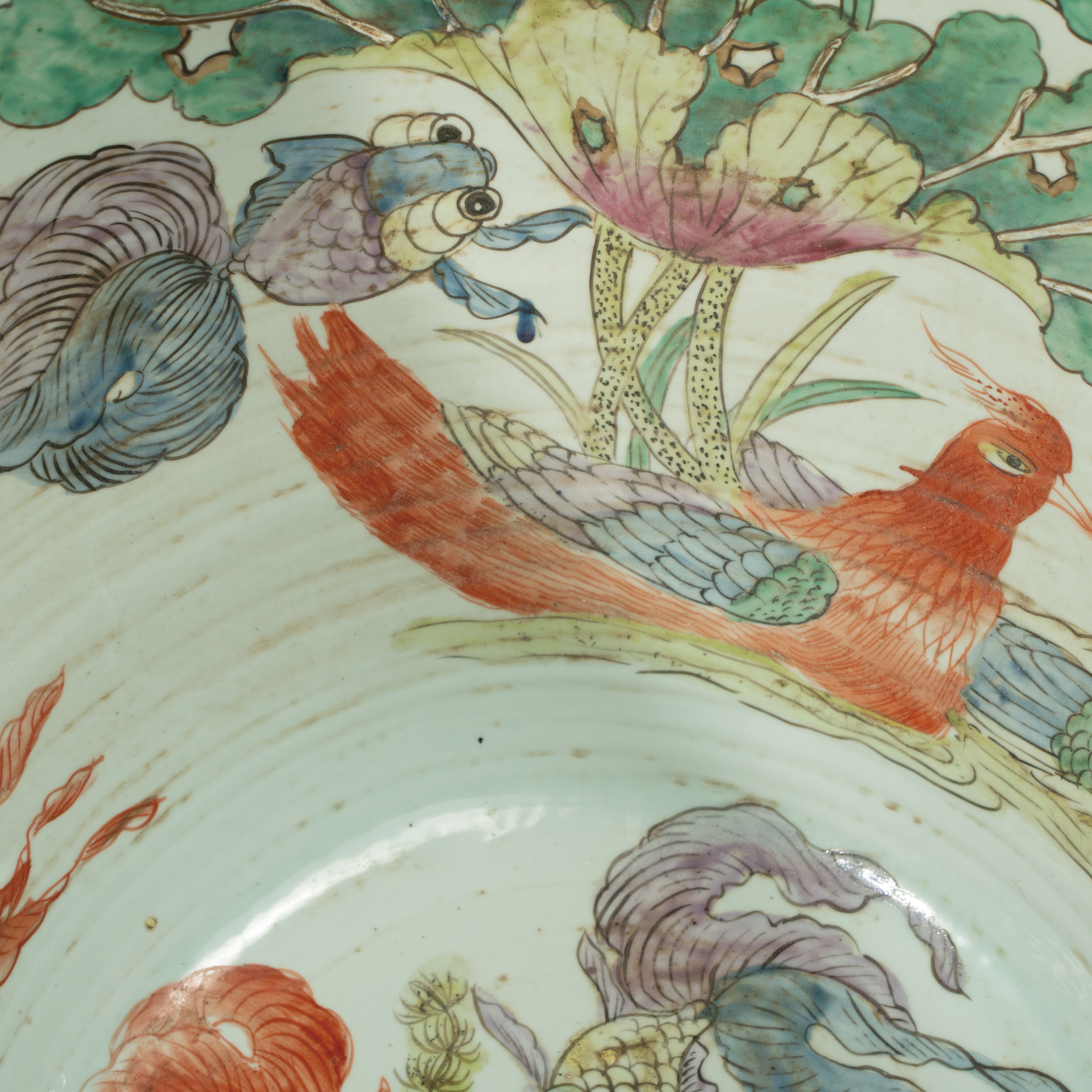 Lot 026 A LARGE FAMILLE ROSE 'BIRDS AND FLOWERS' FISH BOWL ('HAI')
LATE QING DYNASTY / REPUBLIC PERIOD
清末民国 粉彩花鸟纹大鱼缸(“海”) - Image 4