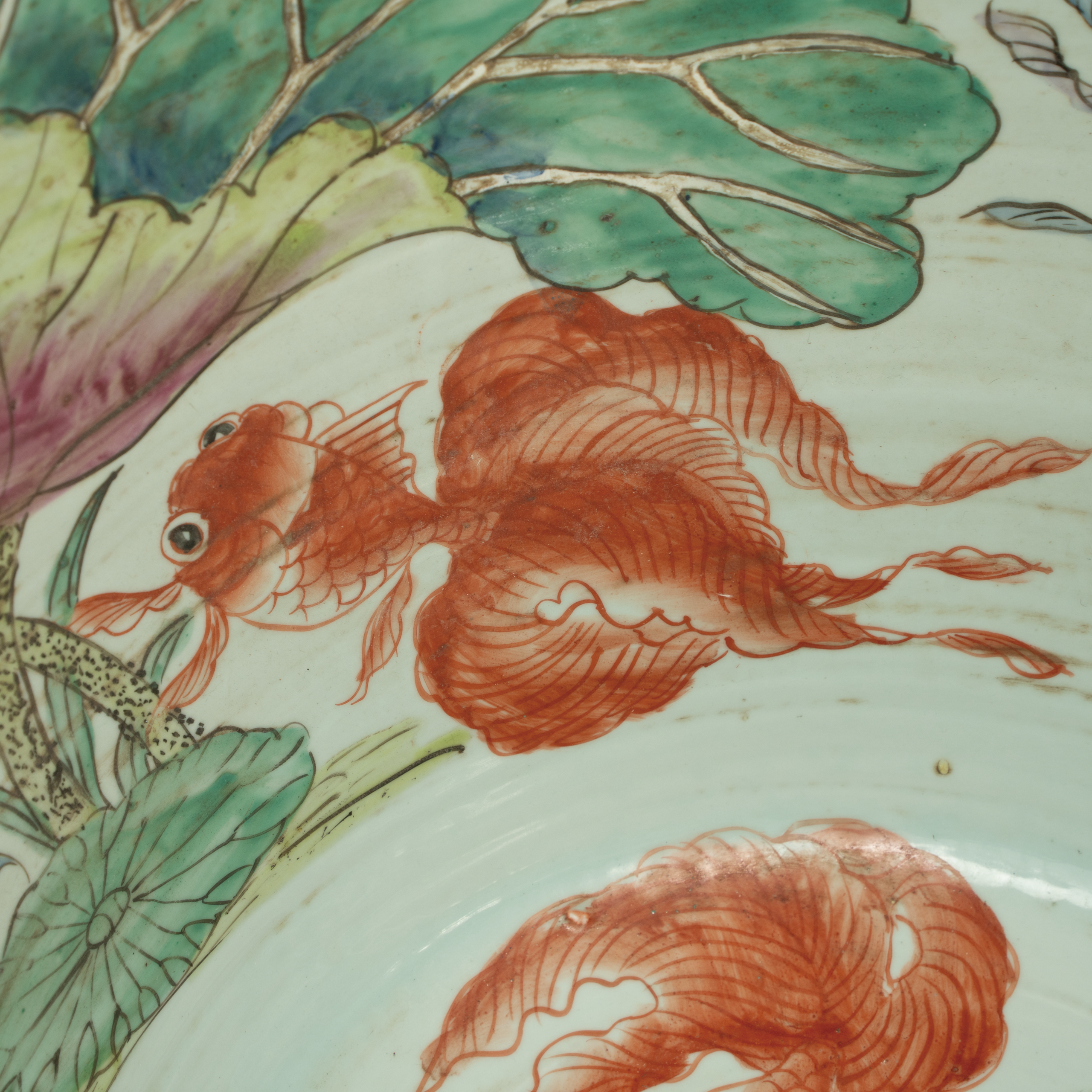 Lot 026 A LARGE FAMILLE ROSE 'BIRDS AND FLOWERS' FISH BOWL ('HAI')
LATE QING DYNASTY / REPUBLIC PERIOD
清末民国 粉彩花鸟纹大鱼缸(“海”) - Image 5