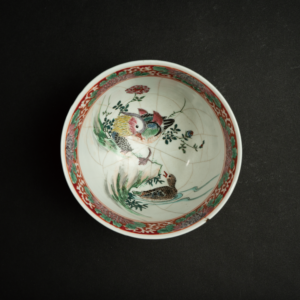 Lot 027 A RARE ENAMEL-PAINTED 'MANDARIN DUCKS' BOWL WITH BAMBOO-WOVEN EXTERIOR
KANGXI PERIOD (1662-1722)
清康熙 珐琅彩鸳鸯戏水纹内绘外天然竹编大碗