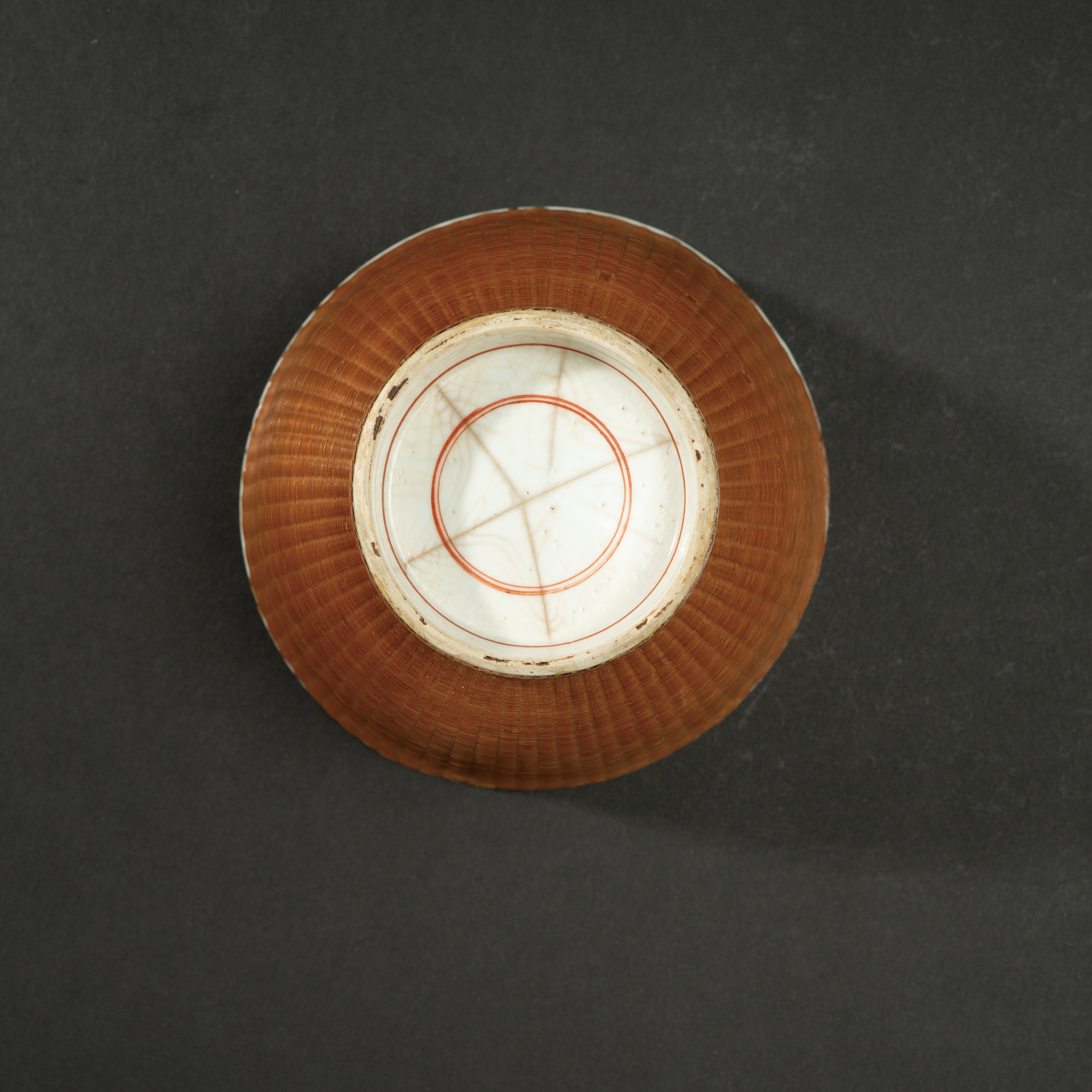 Lot 027 A RARE ENAMEL-PAINTED 'MANDARIN DUCKS' BOWL WITH BAMBOO-WOVEN EXTERIOR
KANGXI PERIOD (1662-1722)
清康熙 珐琅彩鸳鸯戏水纹内绘外天然竹编大碗 - Image 2