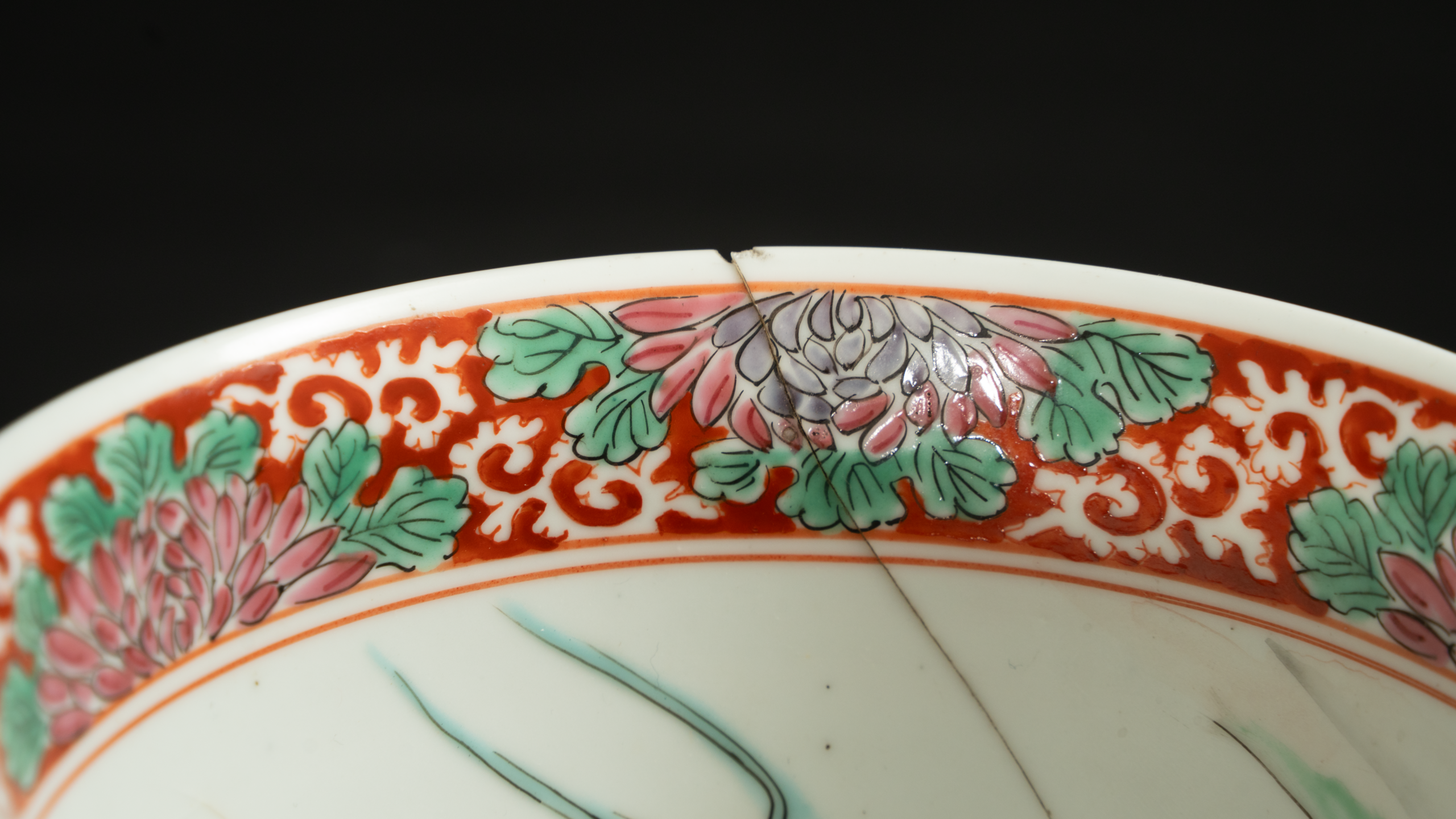 Lot 027 A RARE ENAMEL-PAINTED 'MANDARIN DUCKS' BOWL WITH BAMBOO-WOVEN EXTERIOR
KANGXI PERIOD (1662-1722)
清康熙 珐琅彩鸳鸯戏水纹内绘外天然竹编大碗 - Image 3