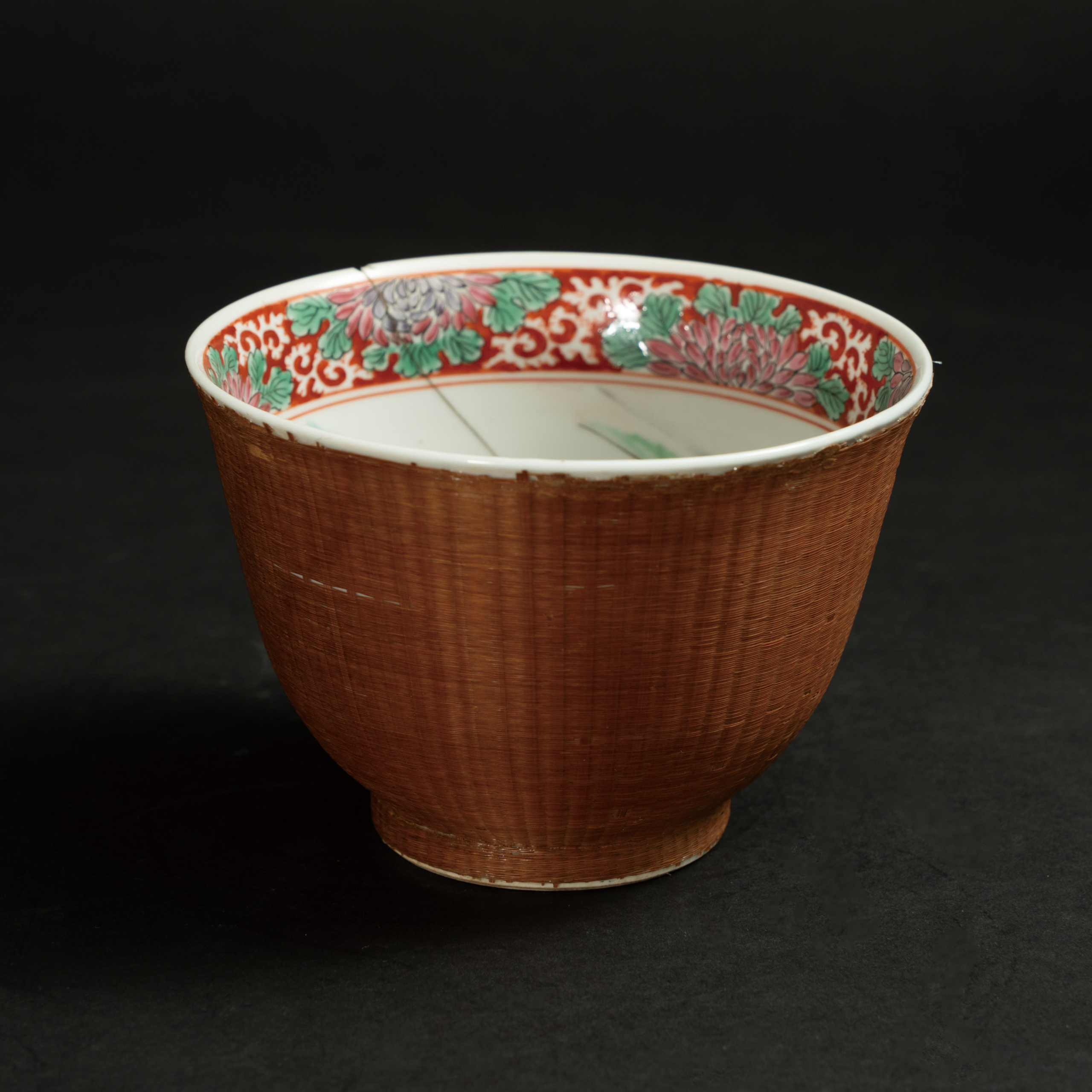 Lot 027 A RARE ENAMEL-PAINTED 'MANDARIN DUCKS' BOWL WITH BAMBOO-WOVEN EXTERIOR
KANGXI PERIOD (1662-1722)
清康熙 珐琅彩鸳鸯戏水纹内绘外天然竹编大碗 - Image 4