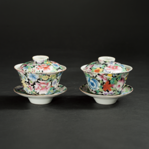 Lot 028 A PAIR OF FAMILLE ROSE 'HUNDRED FLOWERS' GAIWAN
REPUBLIC PERIOD OR LATER
民国或更晚 粉彩百花不露地盖碗一对