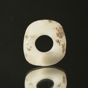 Lot 032 A RARE HONGSHAN CULTURE JADE 'BI' DISC
C. 4000–3000 BC
红山文化 玉璧