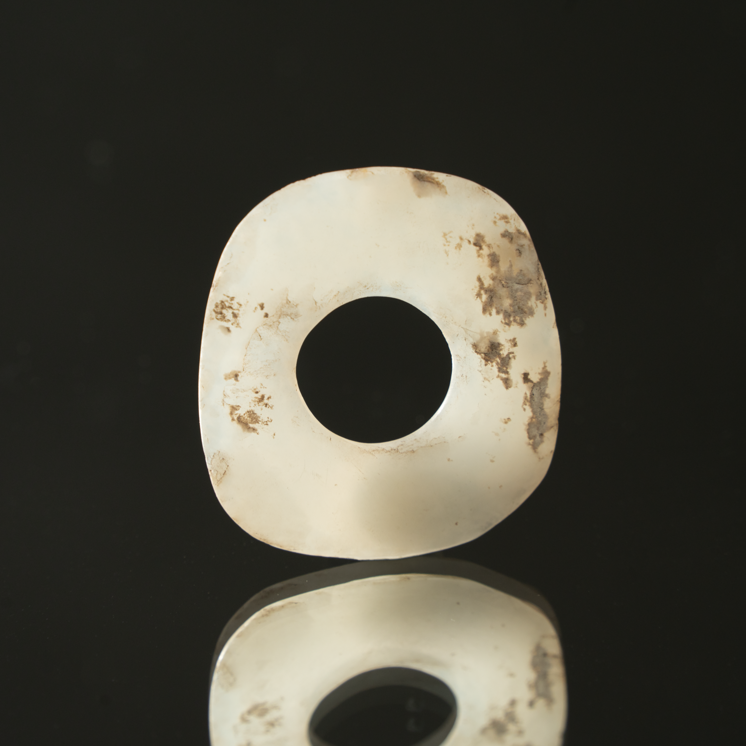 Lot 032 A RARE HONGSHAN CULTURE JADE 'BI' DISC
C. 4000–3000 BC
红山文化 玉璧