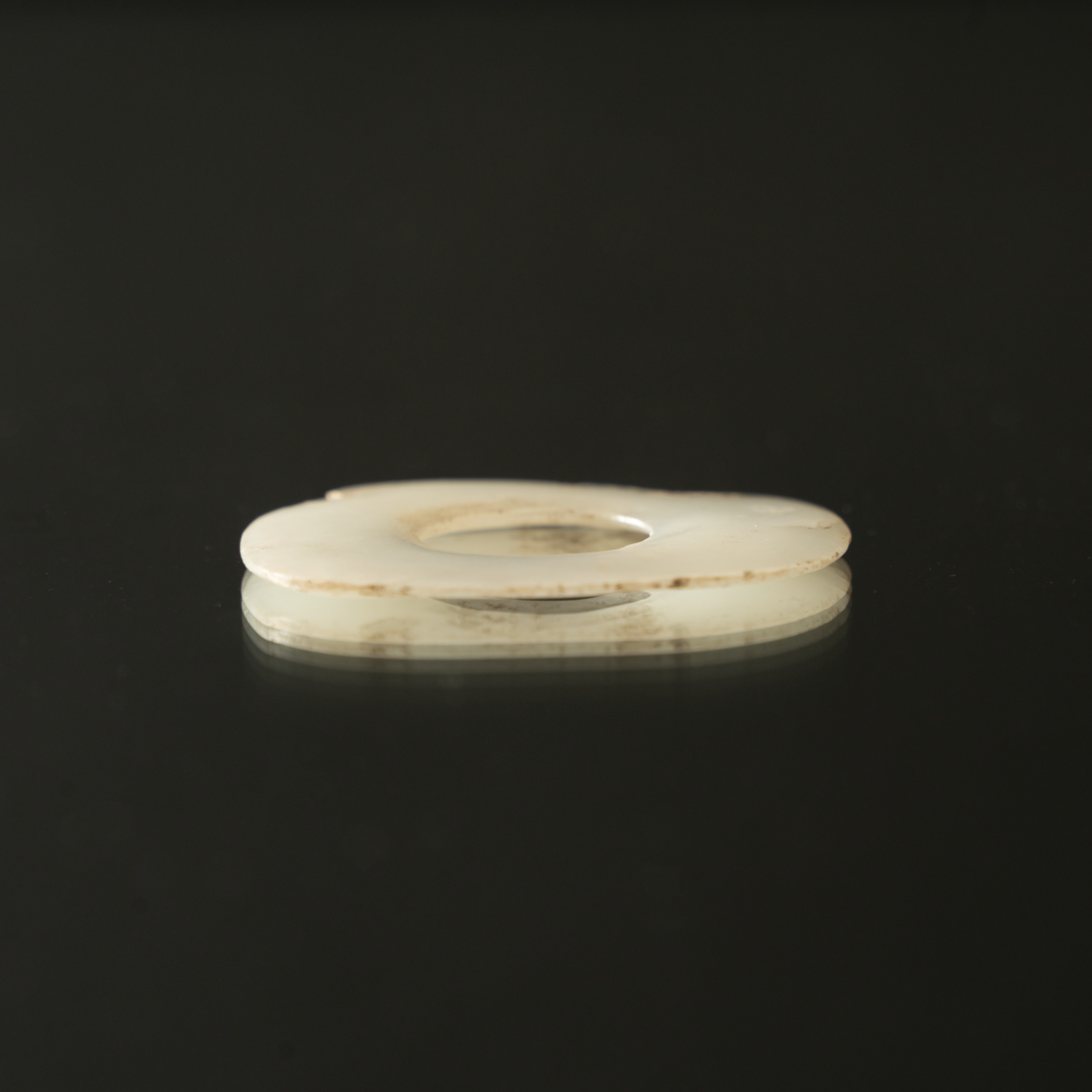 Lot 032 A RARE HONGSHAN CULTURE JADE 'BI' DISC
C. 4000–3000 BC
红山文化 玉璧 - Image 2