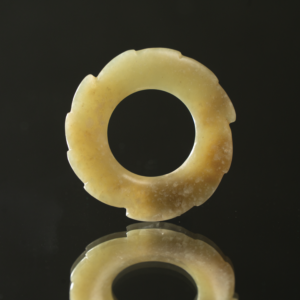 Lot 033 A RARE HONGSHAN CULTURE JADE 'XUANJI' (ARCILLARY DISC)
C. 4000–3000 BC
红山文化 玉璇玑