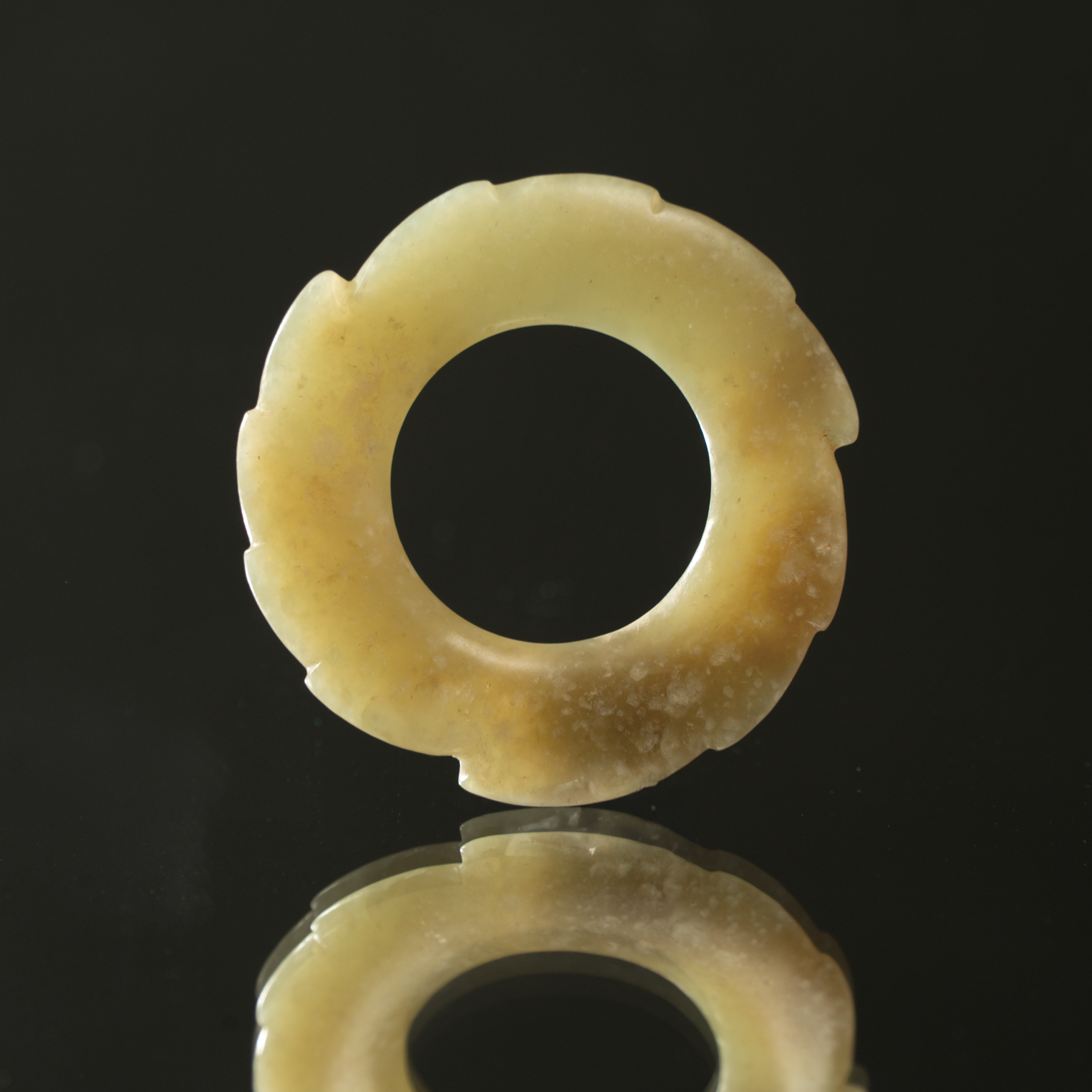Lot 033 A RARE HONGSHAN CULTURE JADE 'XUANJI' (ARCILLARY DISC)
C. 4000–3000 BC
红山文化 玉璇玑