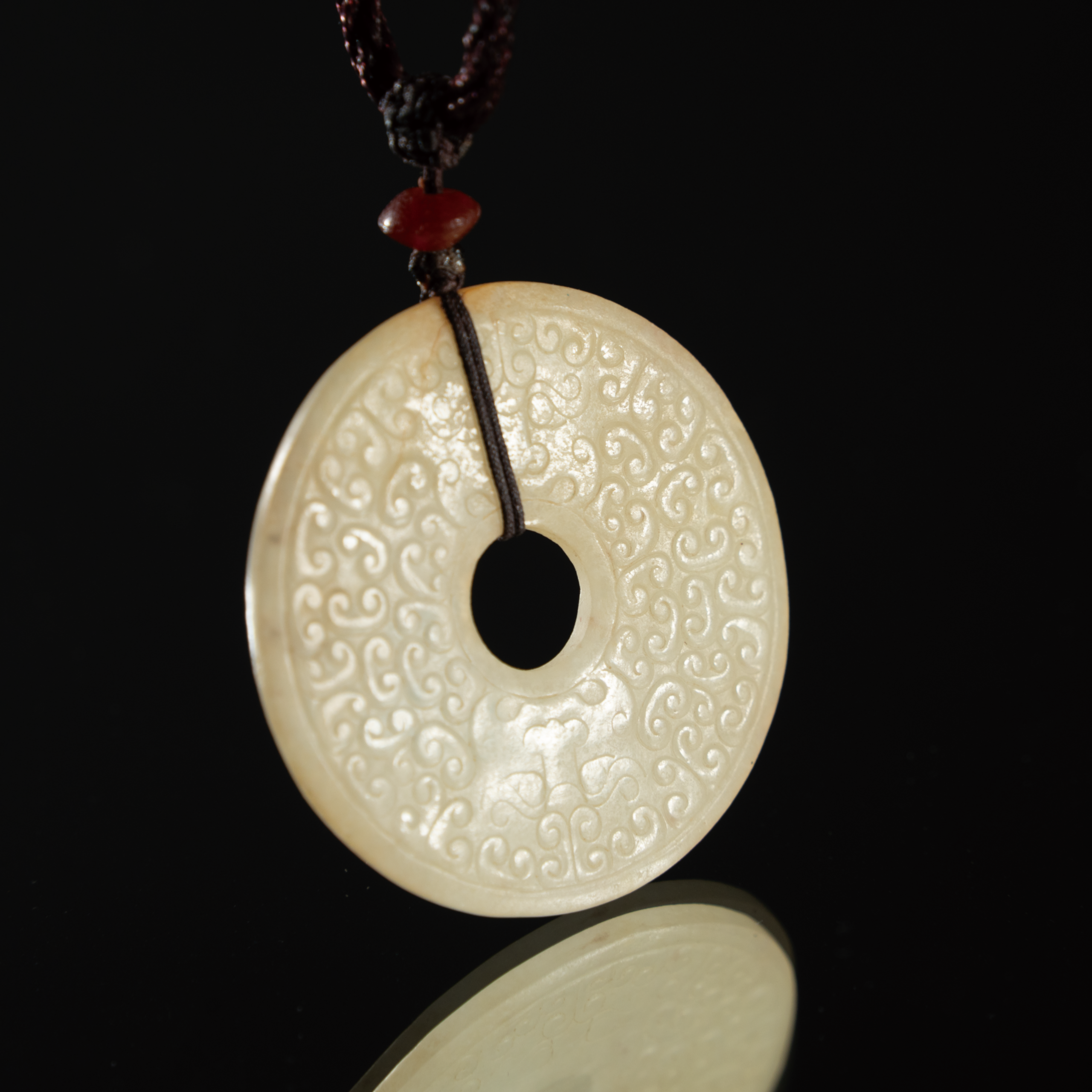 Lot 034 A RARE WHITE JADE 'ANIMAL MASK AND CLOUD' DISC (BI)
HAN DYNASTY (206 BC–220 AD)
汉代 兽面卷云纹玉璧