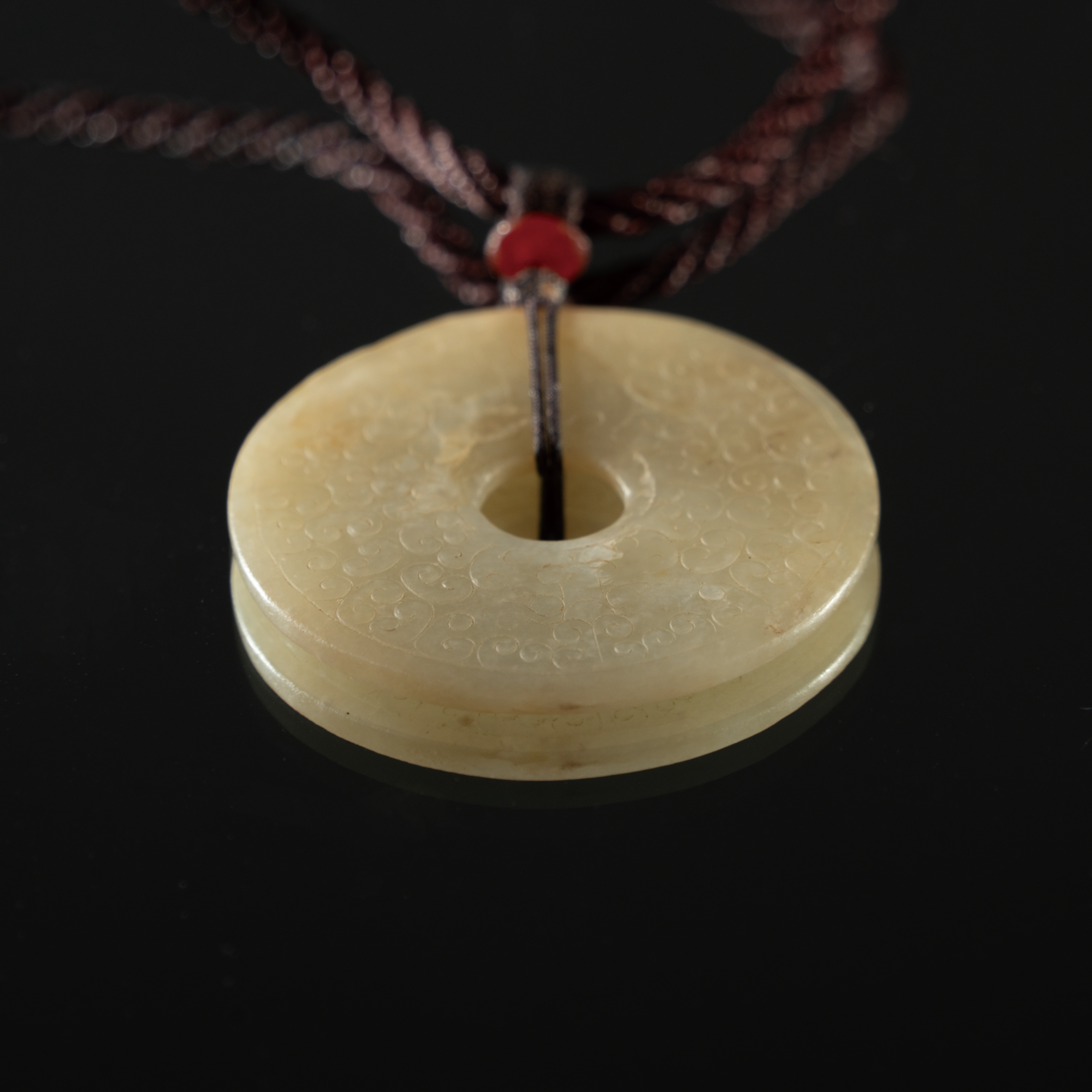 Lot 034 A RARE WHITE JADE 'ANIMAL MASK AND CLOUD' DISC (BI)
HAN DYNASTY (206 BC–220 AD)
汉代 兽面卷云纹玉璧 - Image 2