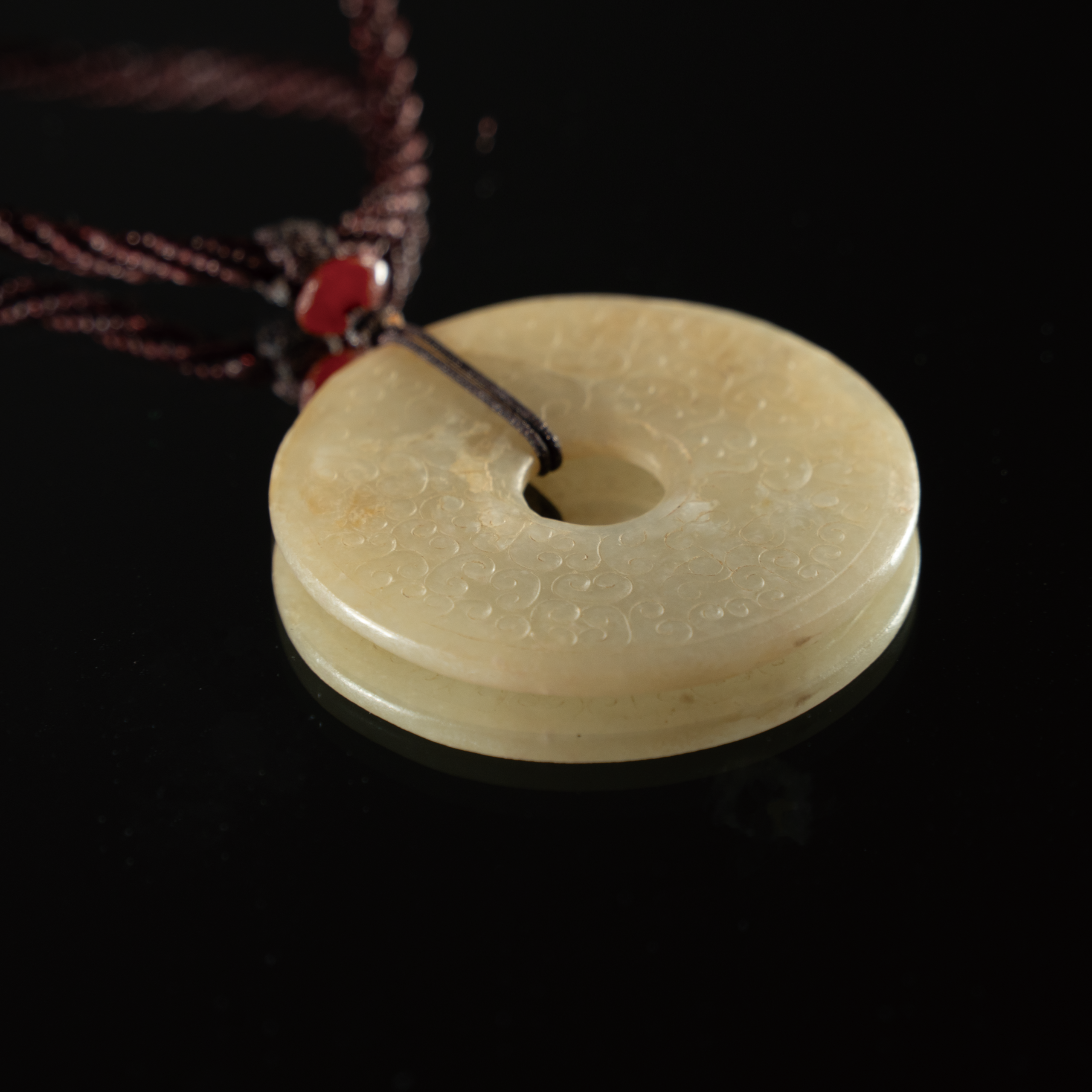 Lot 034 A RARE WHITE JADE 'ANIMAL MASK AND CLOUD' DISC (BI)
HAN DYNASTY (206 BC–220 AD)
汉代 兽面卷云纹玉璧 - Image 3