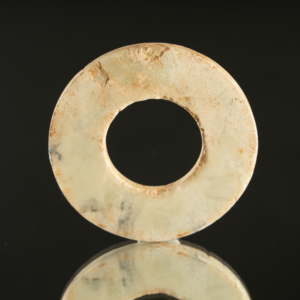 Lot 035 A RARE LIANGZHU CULTURE JADE DISC (HUAN)
C. 3300–2300 BC
良渚文化 玉环