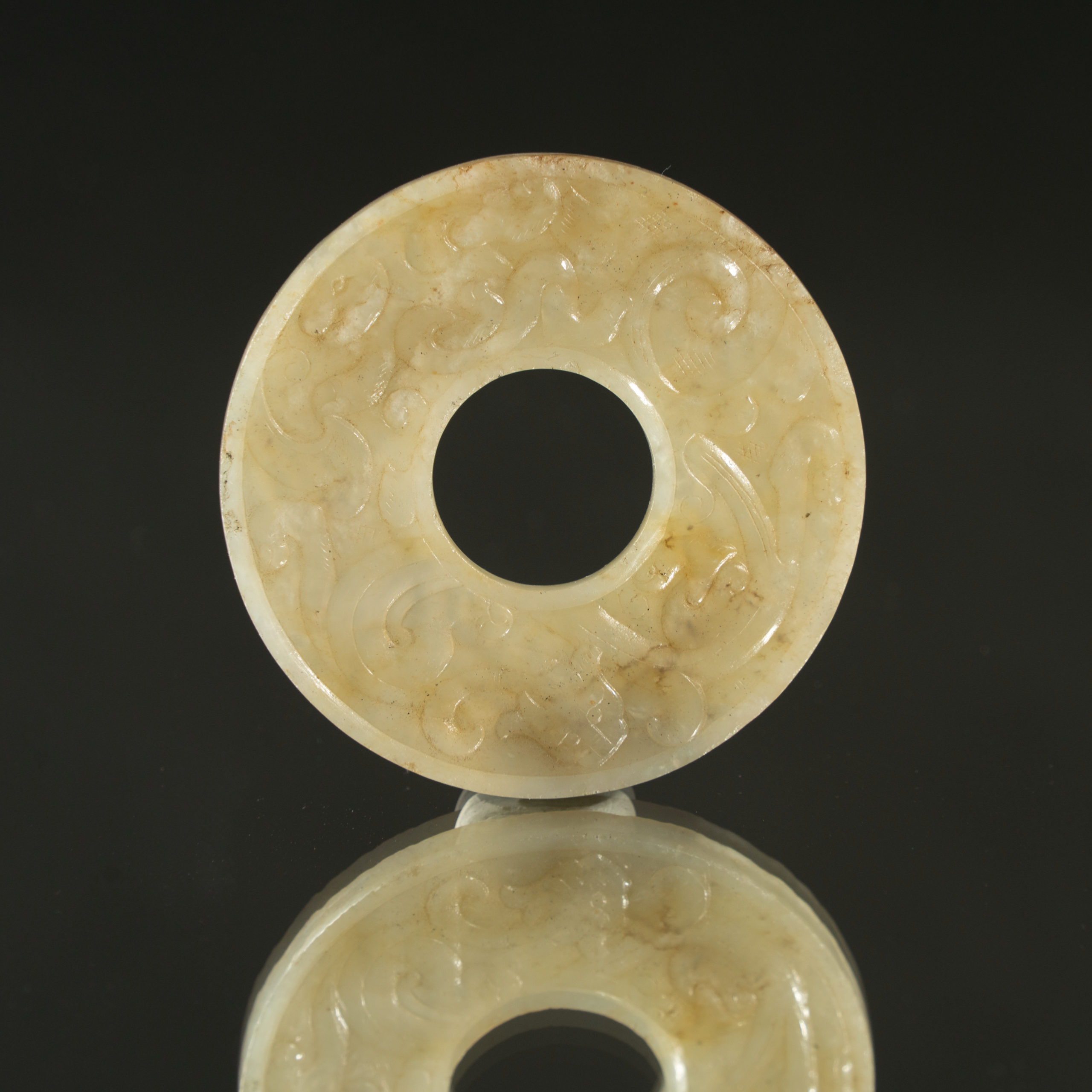 Lot 036 A RARE WHITE JADE 'KUI DRAGON' DISC (BI)
HAN DYNASTY (206 BC–220 AD)
汉代 夔龙纹玉璧