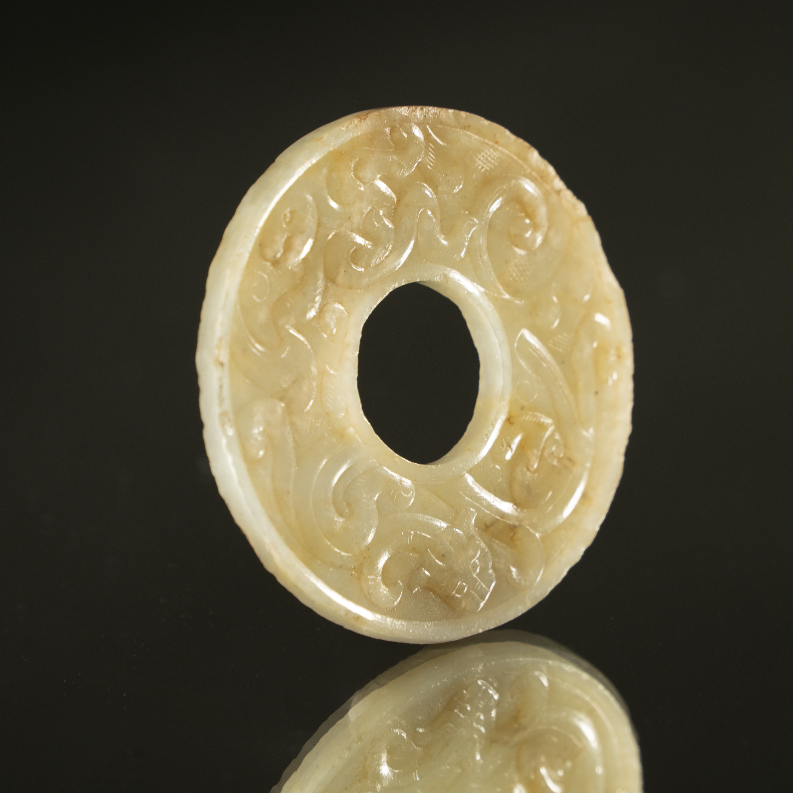 Lot 036 A RARE WHITE JADE 'KUI DRAGON' DISC (BI)
HAN DYNASTY (206 BC–220 AD)
汉代 夔龙纹玉璧 - Image 2