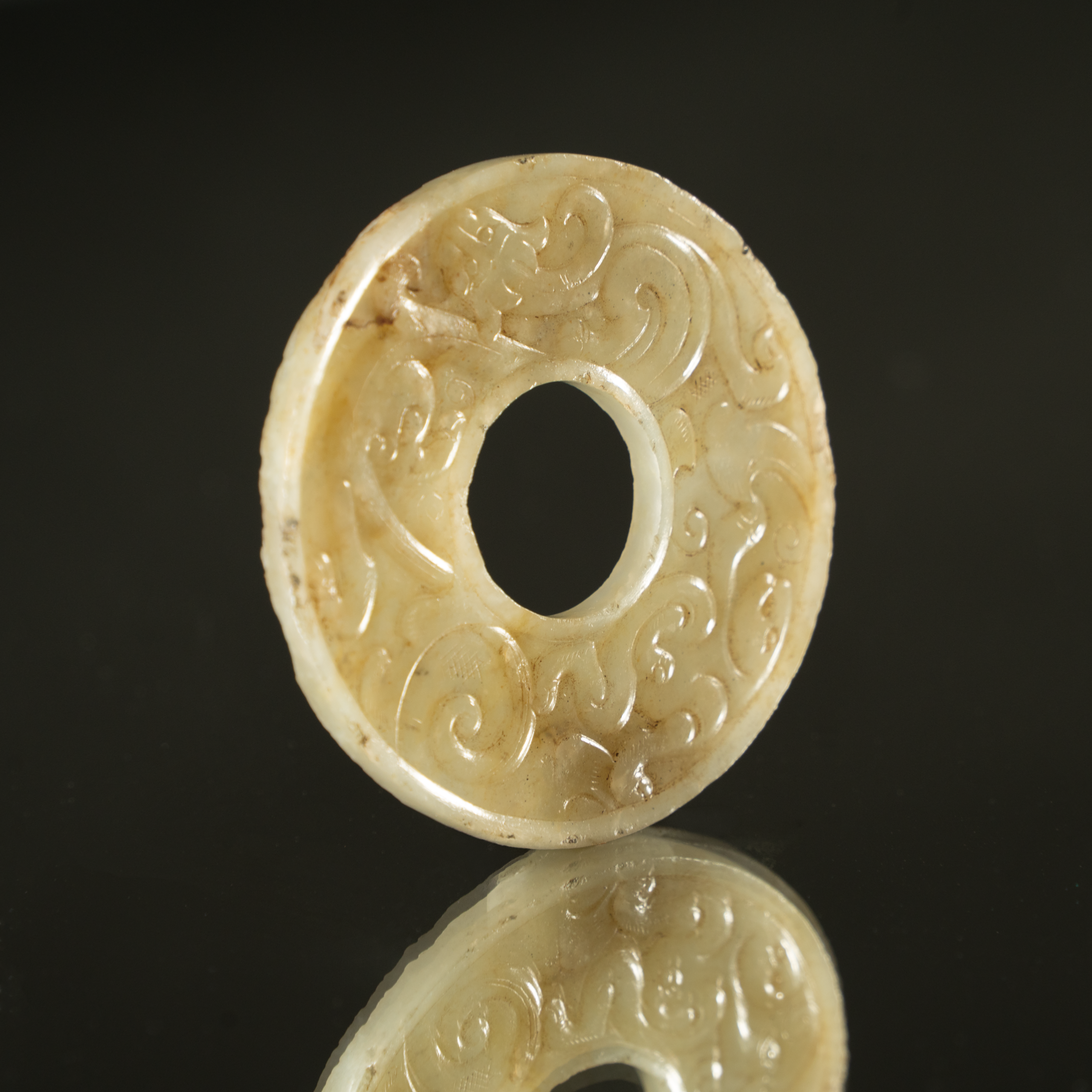 Lot 036 A RARE WHITE JADE 'KUI DRAGON' DISC (BI)
HAN DYNASTY (206 BC–220 AD)
汉代 夔龙纹玉璧 - Image 3