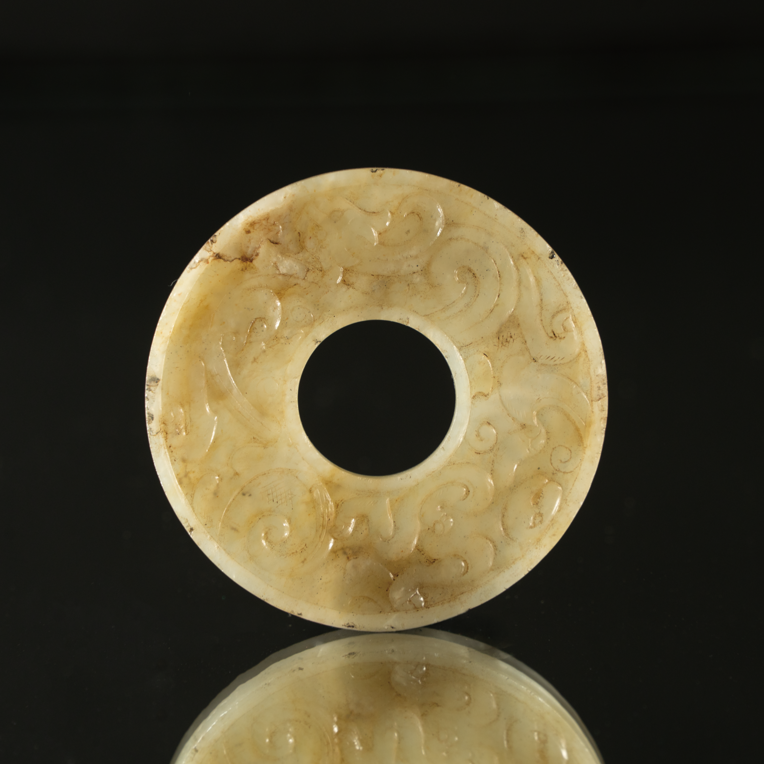 Lot 036 A RARE WHITE JADE 'KUI DRAGON' DISC (BI)
HAN DYNASTY (206 BC–220 AD)
汉代 夔龙纹玉璧 - Image 4