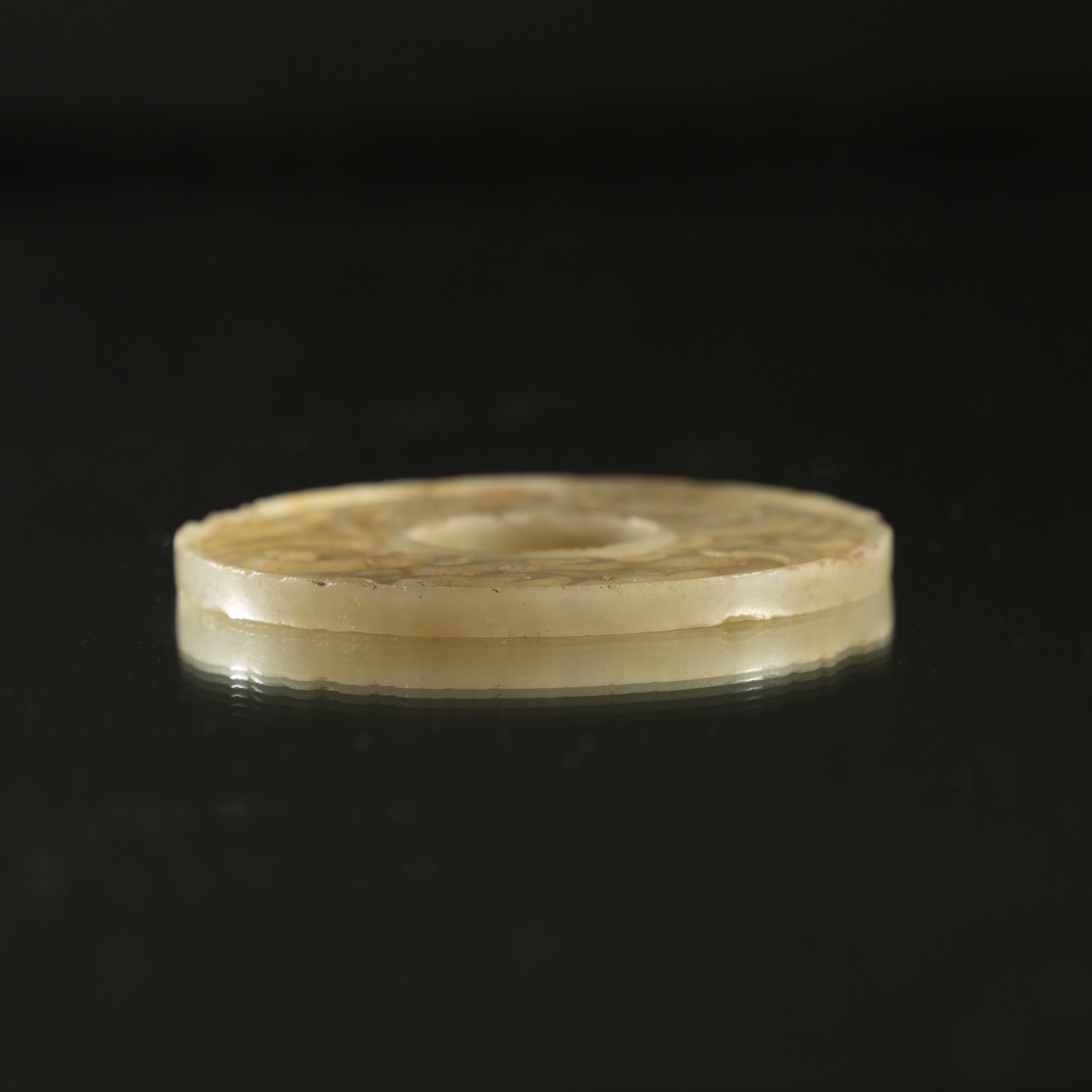 Lot 036 A RARE WHITE JADE 'KUI DRAGON' DISC (BI)
HAN DYNASTY (206 BC–220 AD)
汉代 夔龙纹玉璧 - Image 5