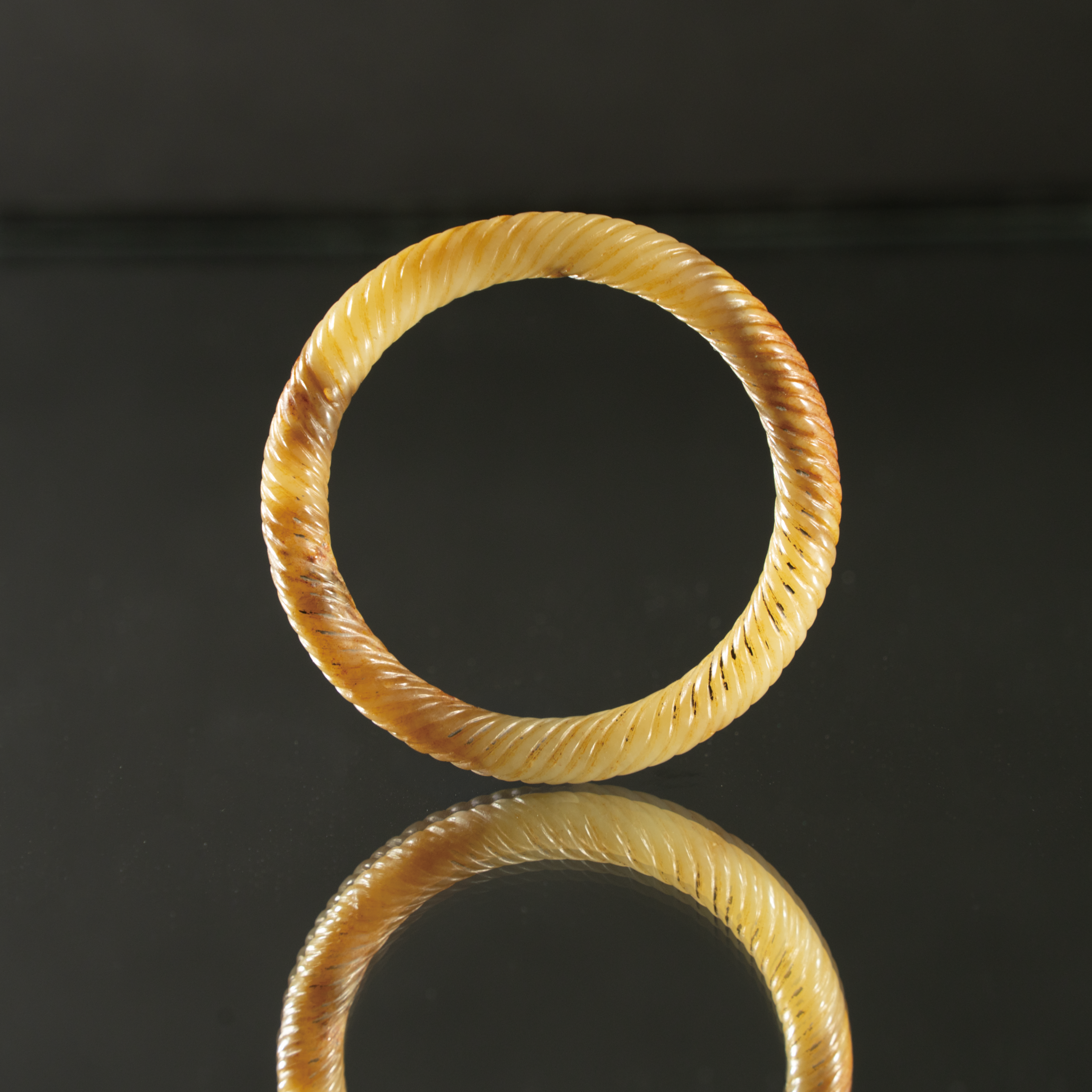 Lot 037 A RARE YELLOW JADE 'TWISTED ROPE' BANGLE
WARRING STATES PERIOD (475–221 BC)
战国 绞丝纹黄玉镯
