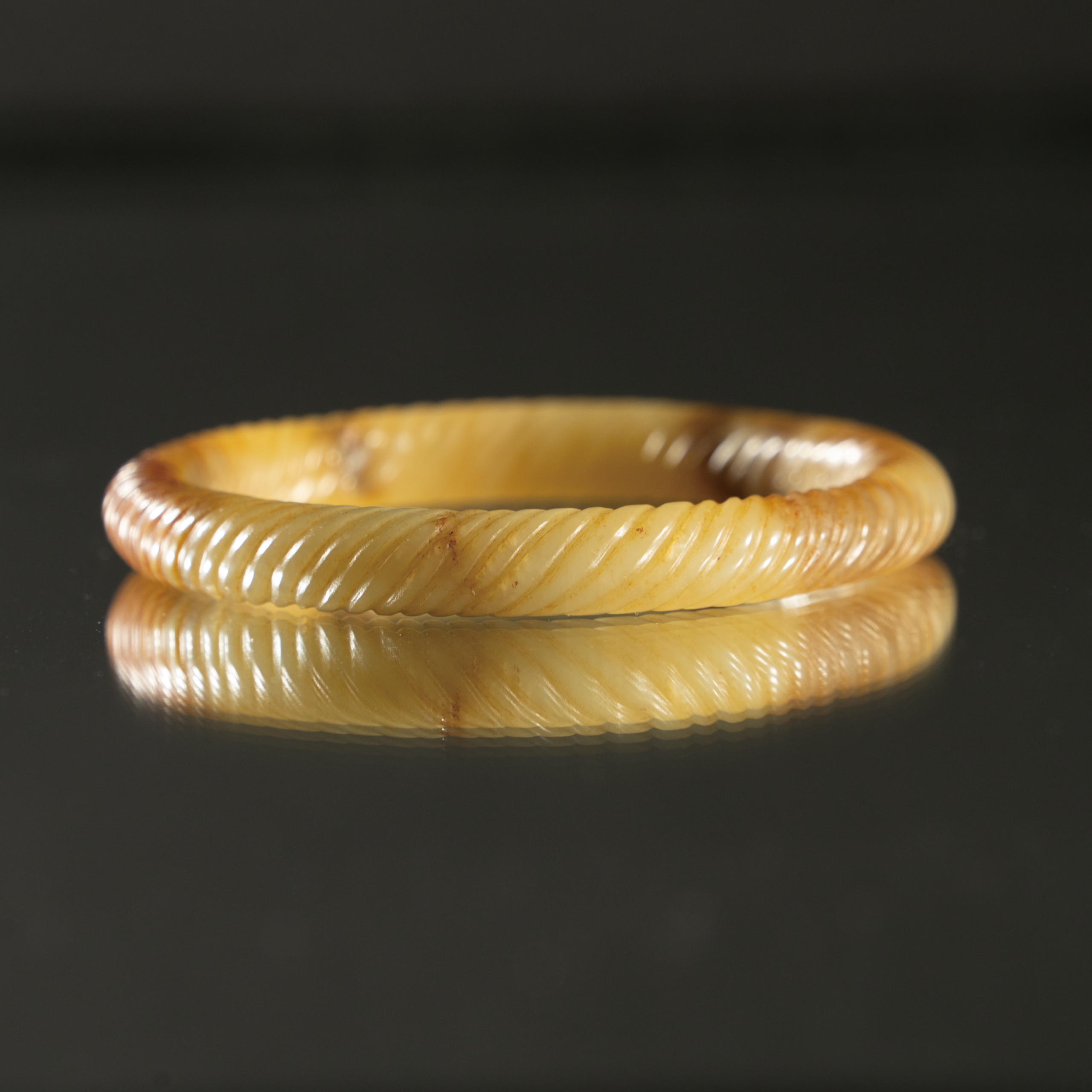 Lot 037 A RARE YELLOW JADE 'TWISTED ROPE' BANGLE
WARRING STATES PERIOD (475–221 BC)
战国 绞丝纹黄玉镯 - Image 2