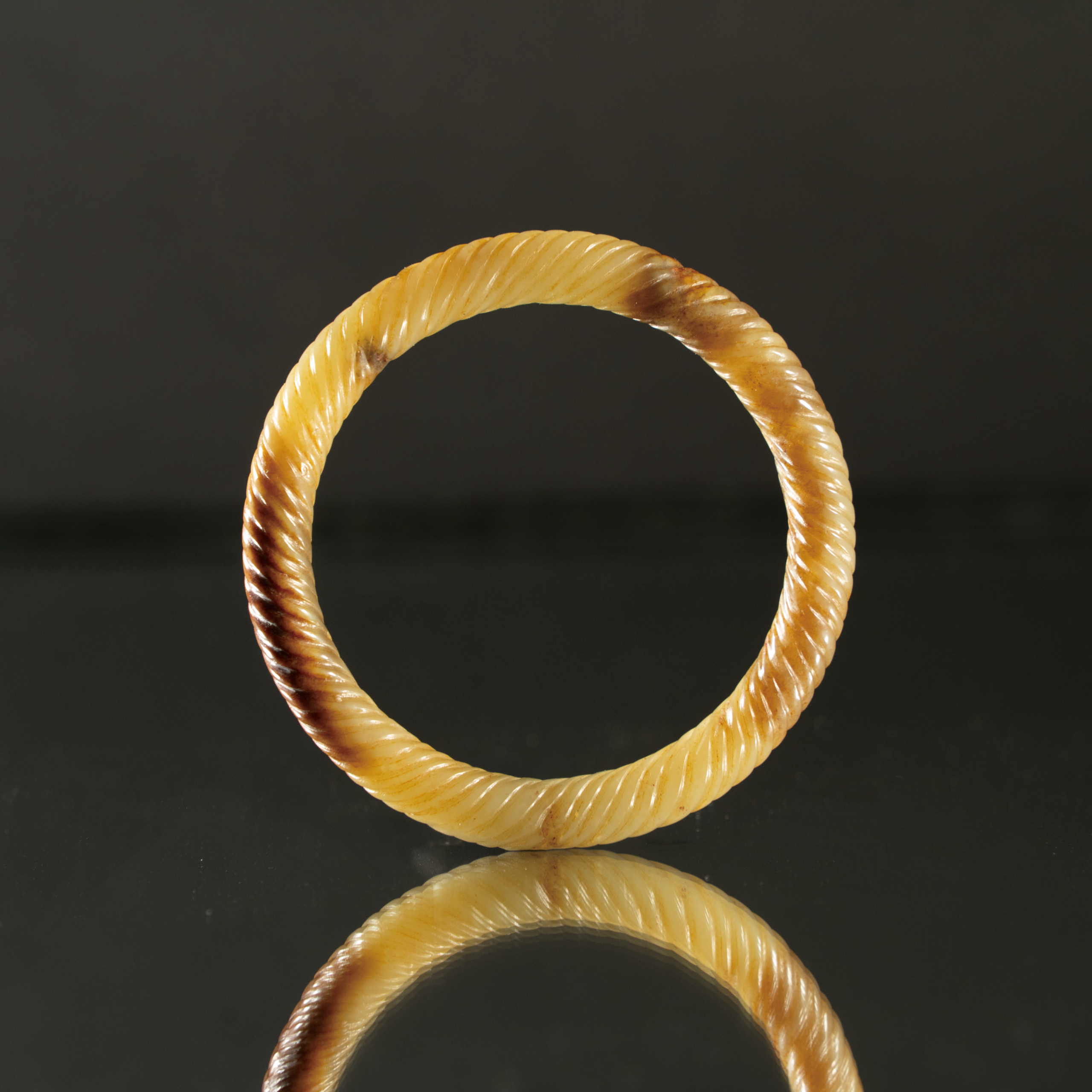 Lot 037 A RARE YELLOW JADE 'TWISTED ROPE' BANGLE
WARRING STATES PERIOD (475–221 BC)
战国 绞丝纹黄玉镯 - Image 3