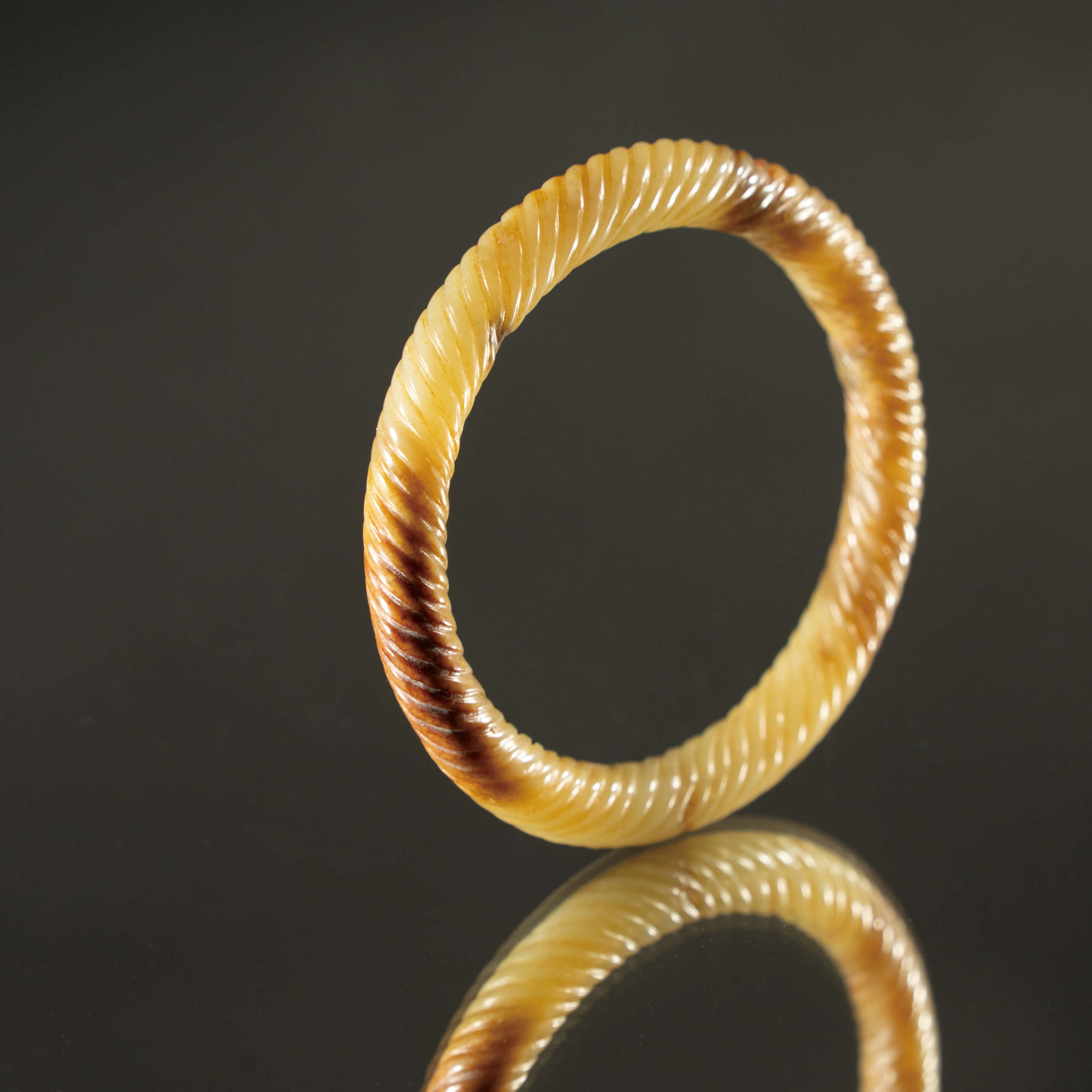 Lot 037 A RARE YELLOW JADE 'TWISTED ROPE' BANGLE
WARRING STATES PERIOD (475–221 BC)
战国 绞丝纹黄玉镯 - Image 4