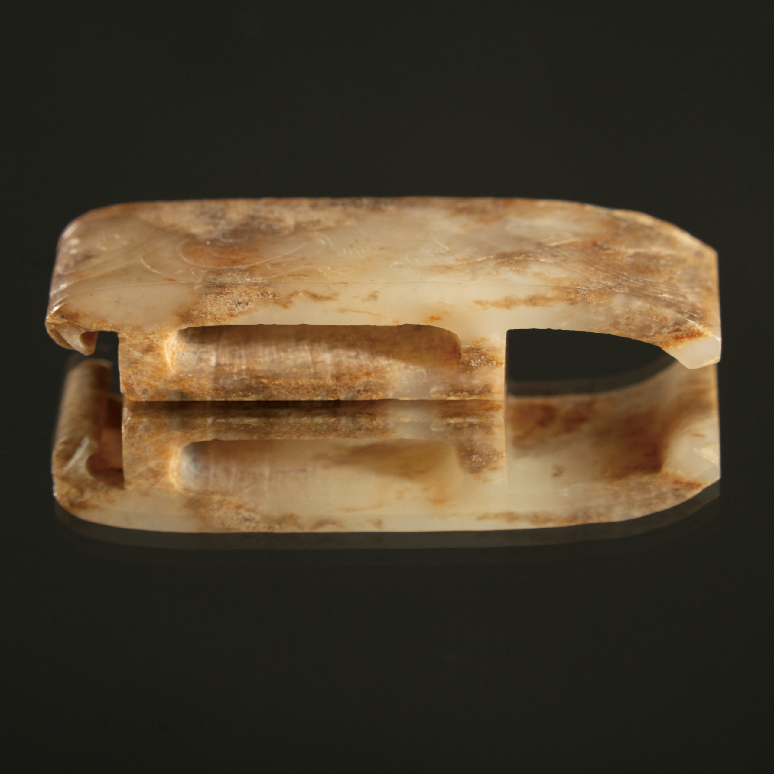 Lot 038 A WHITE JADE SCABBARD SLIDE (WEI)
HAN DYNASTY (206 BC–220 AD)
汉代 兽面纹玉剑璏