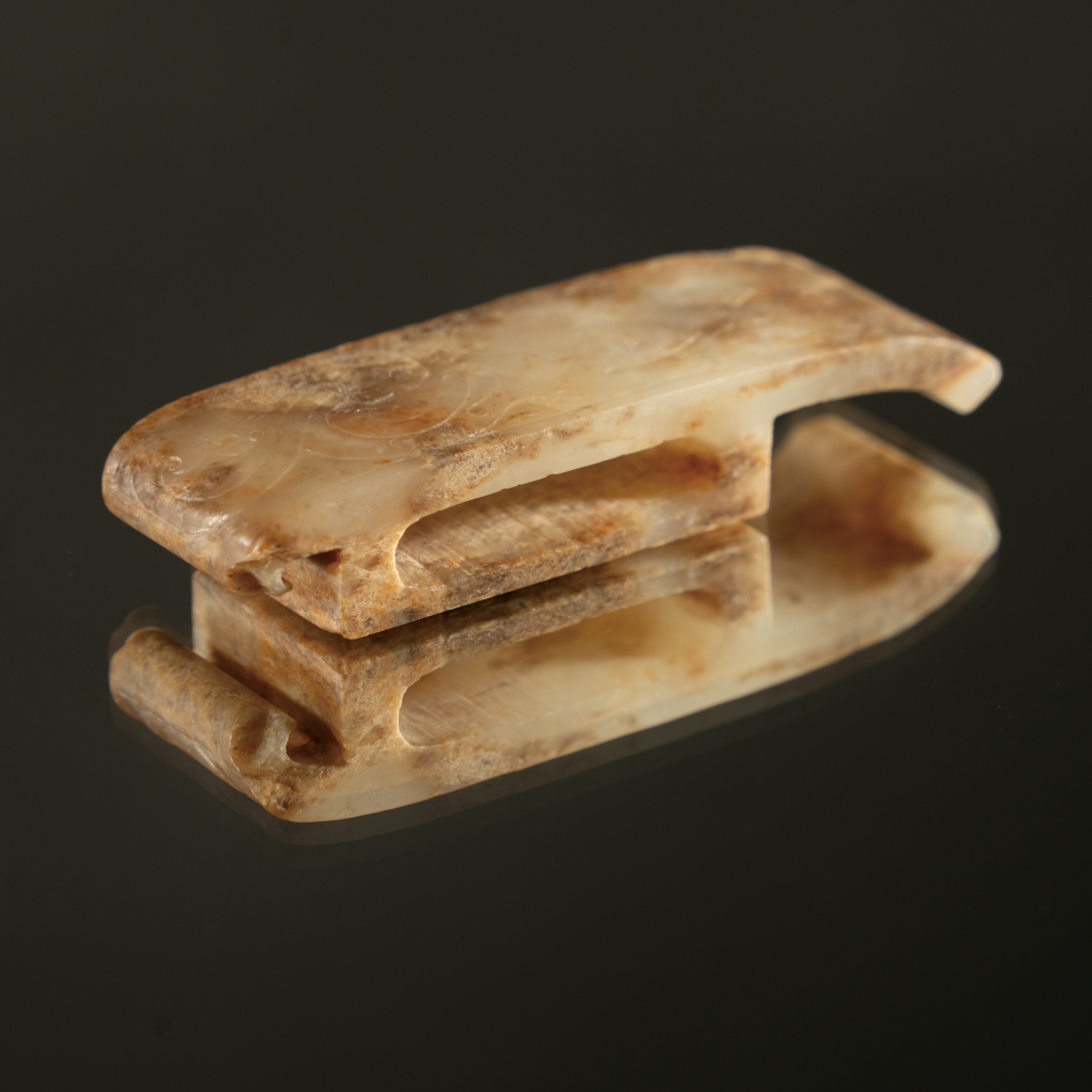 Lot 038 A WHITE JADE SCABBARD SLIDE (WEI)
HAN DYNASTY (206 BC–220 AD)
汉代 兽面纹玉剑璏 - Image 2