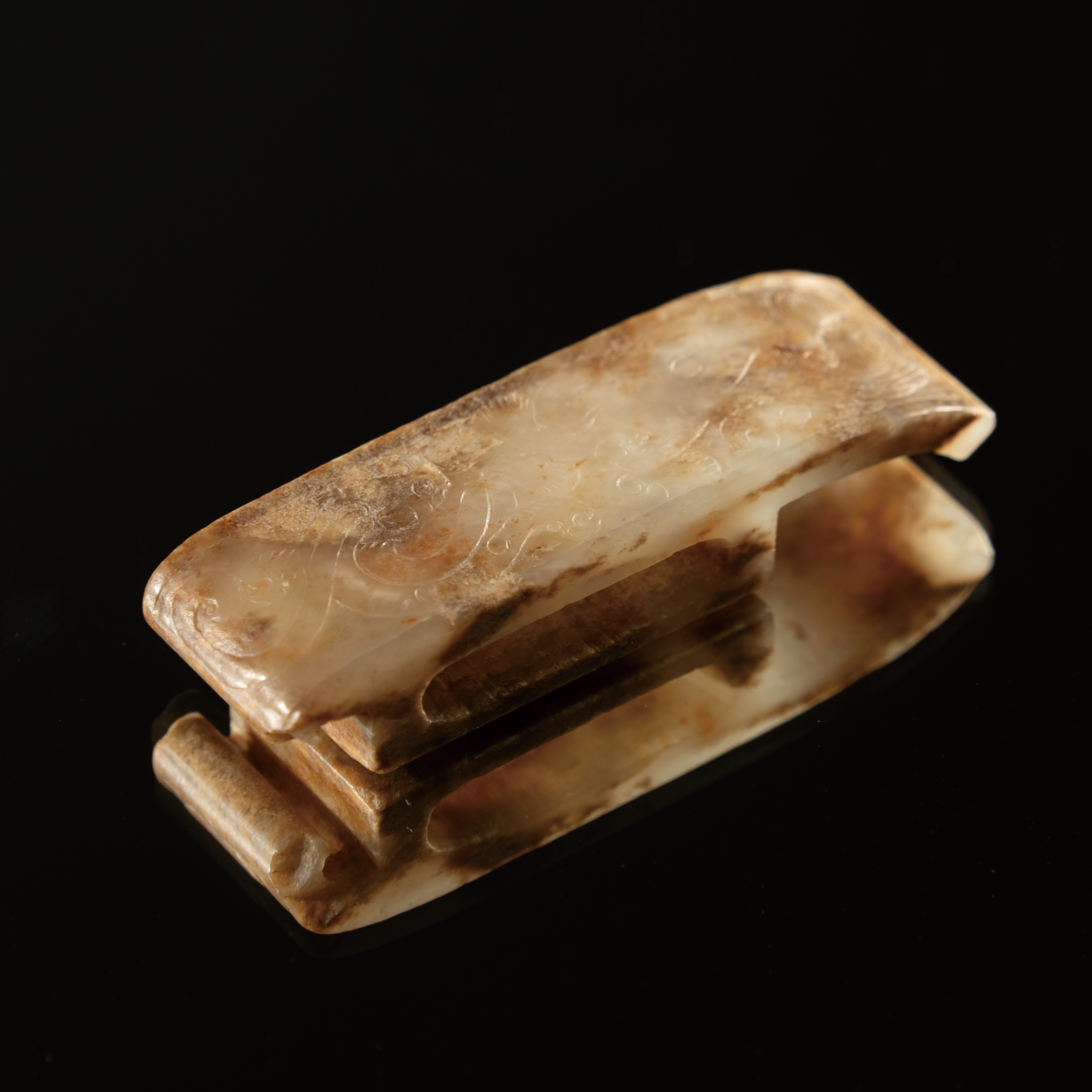 Lot 038 A WHITE JADE SCABBARD SLIDE (WEI)
HAN DYNASTY (206 BC–220 AD)
汉代 兽面纹玉剑璏 - Image 3