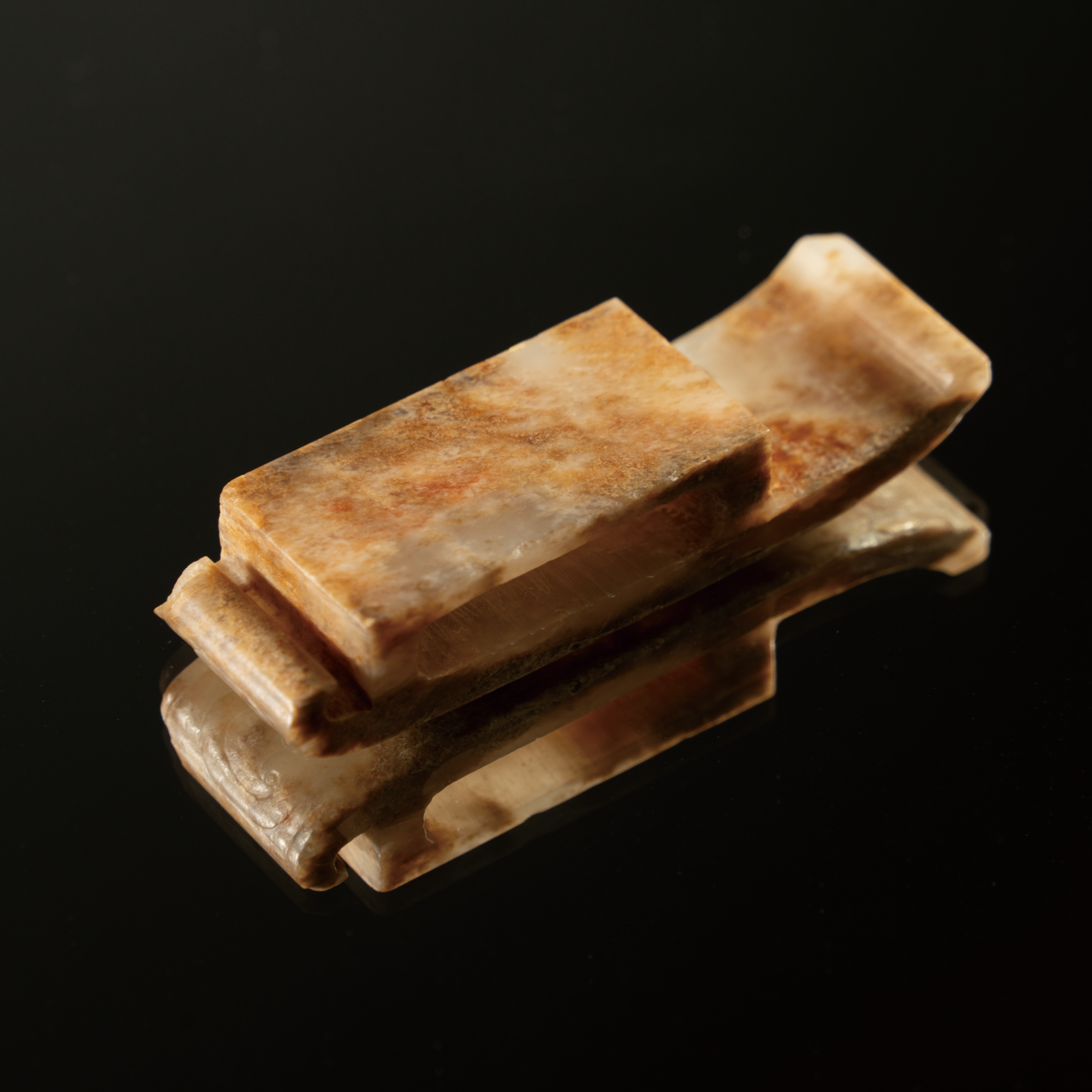 Lot 038 A WHITE JADE SCABBARD SLIDE (WEI)
HAN DYNASTY (206 BC–220 AD)
汉代 兽面纹玉剑璏 - Image 4