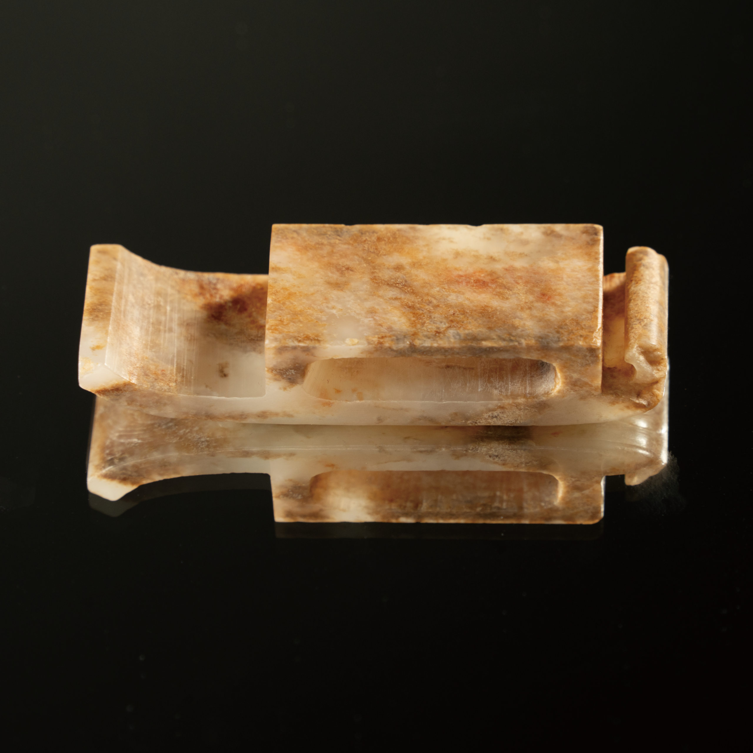 Lot 038 A WHITE JADE SCABBARD SLIDE (WEI)
HAN DYNASTY (206 BC–220 AD)
汉代 兽面纹玉剑璏 - Image 5
