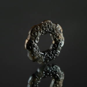 Lot 039 A BLACK JADE 'CLOUD AND THUNDER' RITUAL RING (HUAN)
SPRING AND AUTUMN PERIOD (770–476 BC) OR LATER
春秋或更晚 云雷纹玉环