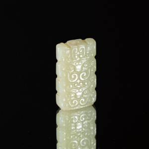 Lot 040 A RARE WHITE JADE 'ANIMAL MASK' PENDANT (LEZI)
LIANGZHU STYLE
良渚风格 兽面纹玉勒子