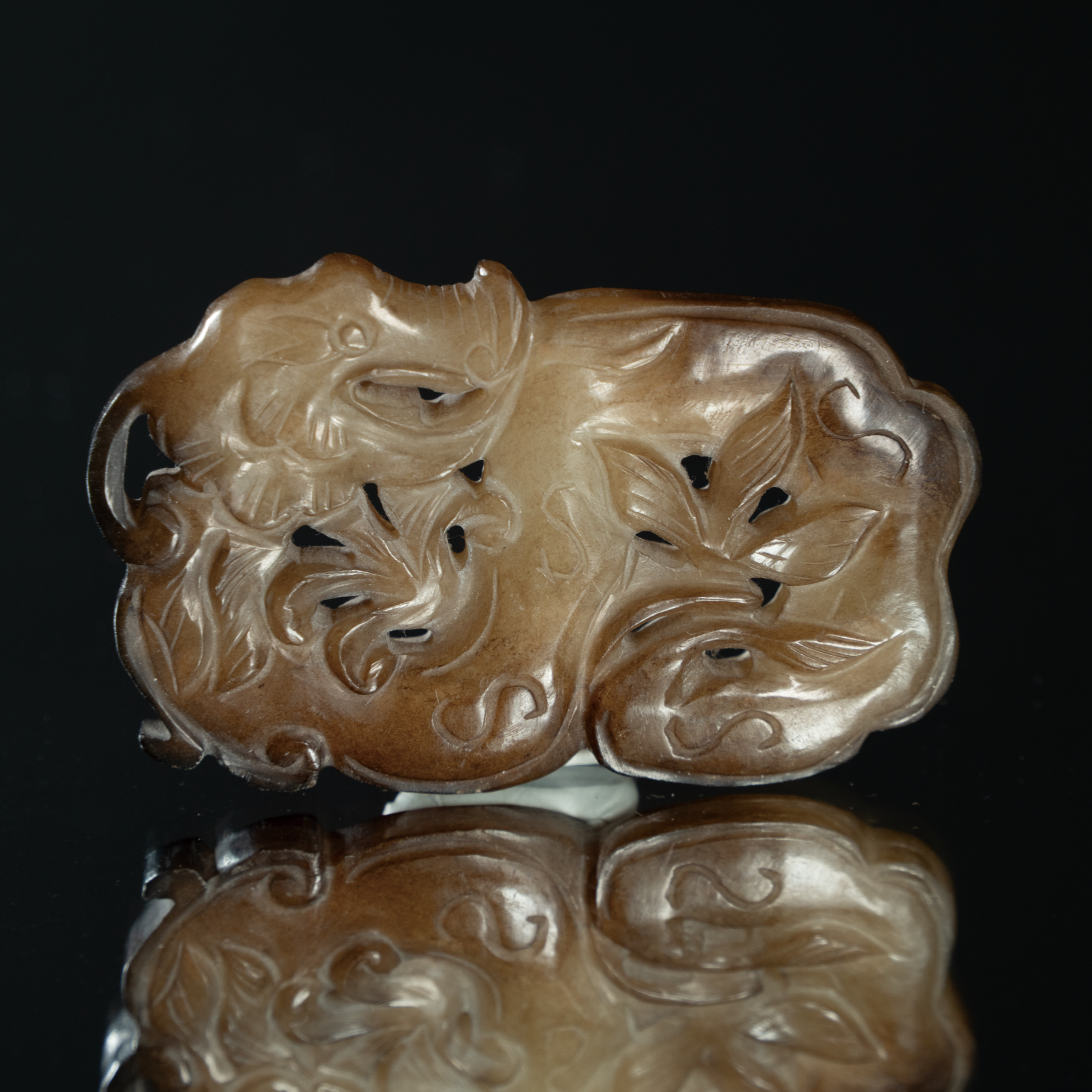 Lot 041 A JADE 'DRAGON AND LINGZHI' OPENWORK PENDANT
MING DYNASTY (1368–1644) OR LATER
明或更晚 玉雕“云龙纹”透雕佩