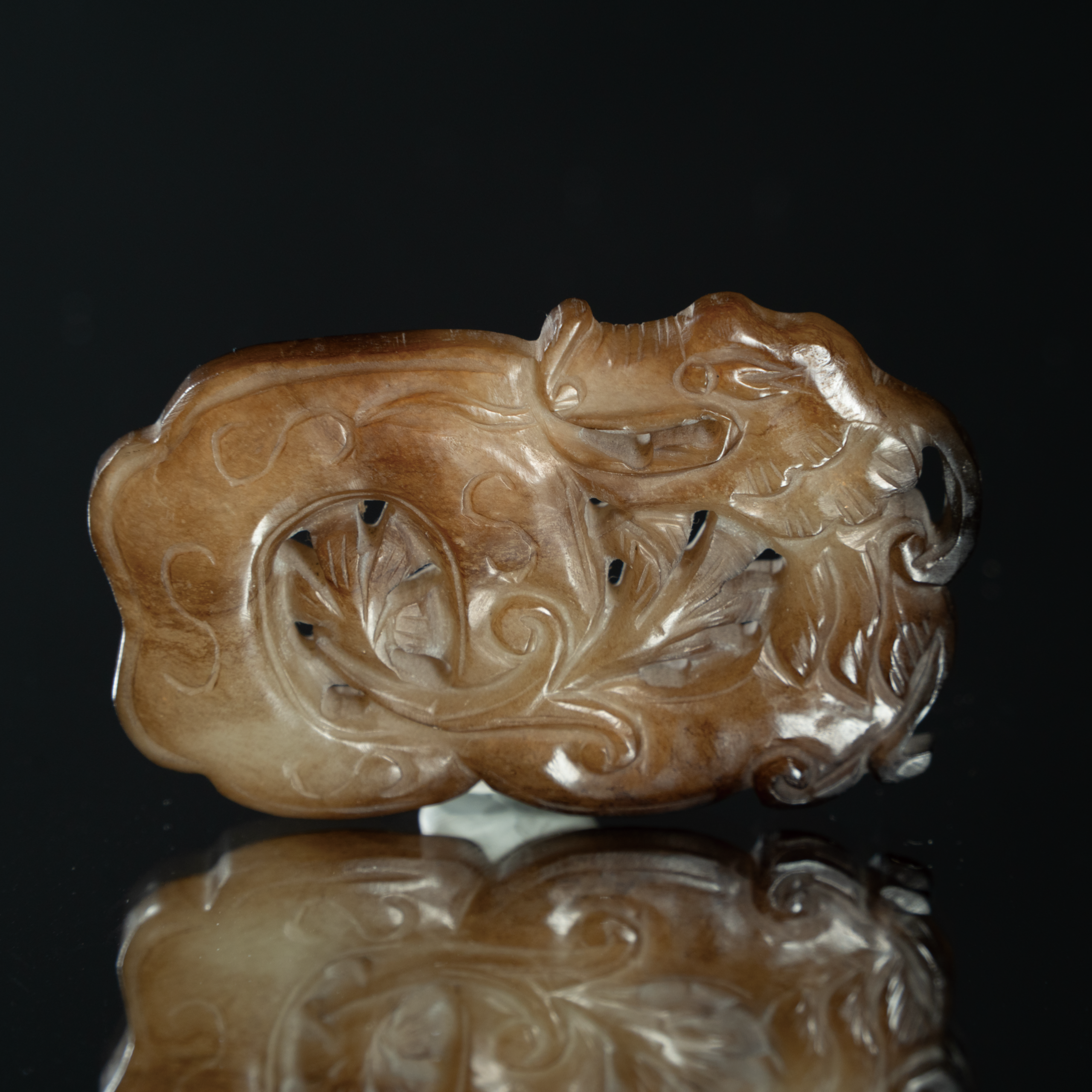 Lot 041 A JADE 'DRAGON AND LINGZHI' OPENWORK PENDANT
MING DYNASTY (1368–1644) OR LATER
明或更晚 玉雕“云龙纹”透雕佩 - Image 2