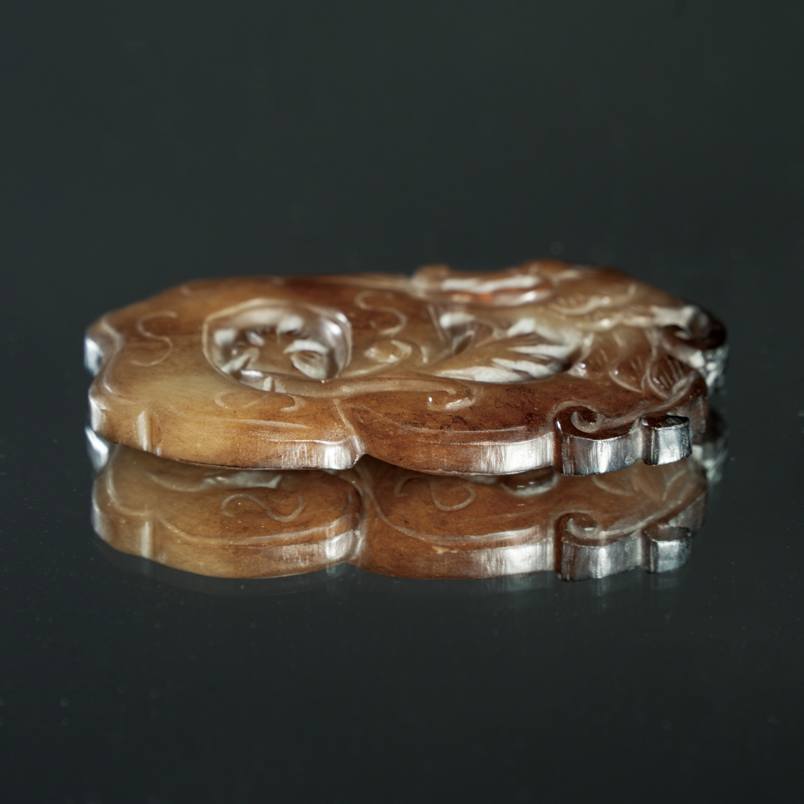 Lot 041 A JADE 'DRAGON AND LINGZHI' OPENWORK PENDANT
MING DYNASTY (1368–1644) OR LATER
明或更晚 玉雕“云龙纹”透雕佩 - Image 3