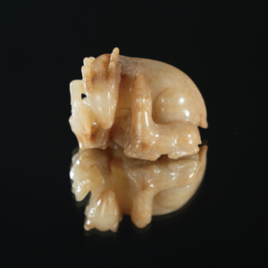 Lot 042 A PALE CELADON AND RUSSET JADE 'MYTHICAL BEAST' PAPERWEIGHT
MING DYNASTY (1368–1644) OR LATER
明或更晚 白玉瑞兽镇纸