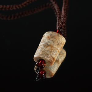 Lot 045 AN ARCHAIC JADE TUBULAR BEAD (LEZI)
LIANGZHU STYLE
良渚风格 玉勒子