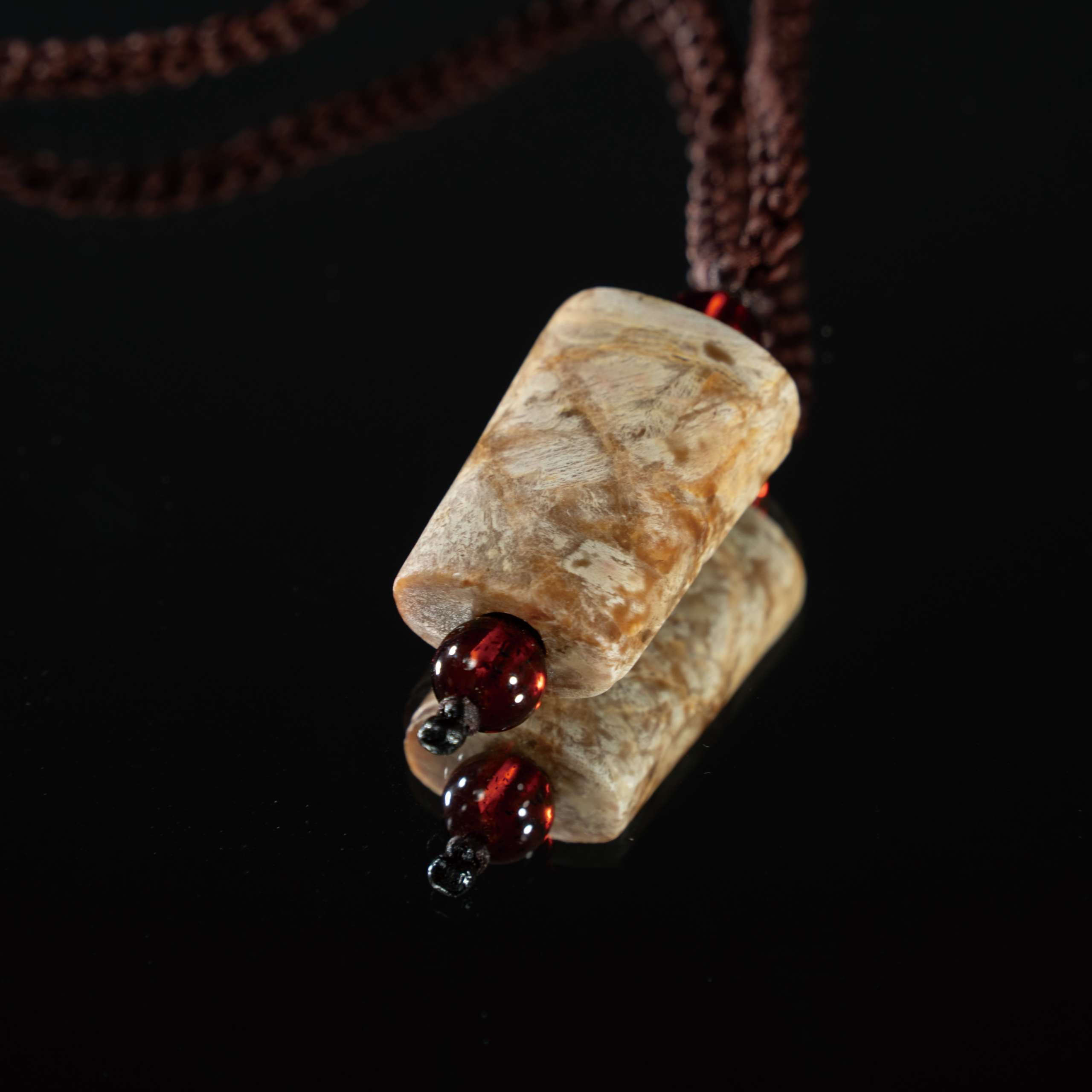Lot 045 AN ARCHAIC JADE TUBULAR BEAD (LEZI)
LIANGZHU STYLE
良渚风格 玉勒子 - Image 2
