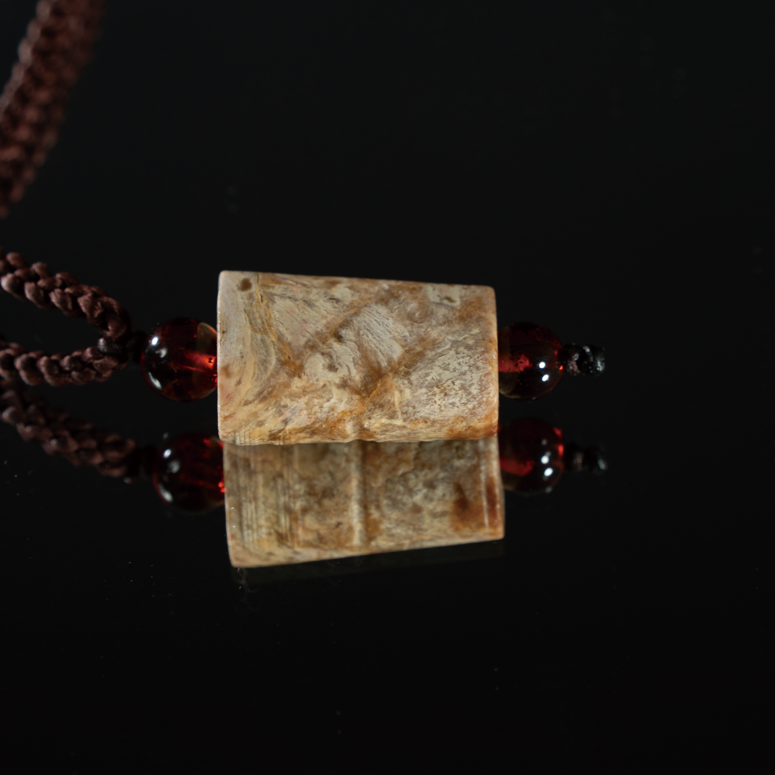 Lot 045 AN ARCHAIC JADE TUBULAR BEAD (LEZI)
LIANGZHU STYLE
良渚风格 玉勒子 - Image 3