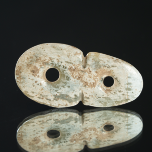 Lot 046 AN ARCHAIC JADE DOUBLE-LINKED DISC (SHUANGLIAN BI)
HONGSHAN CULTURE (C. 4700–2900 BC) OR LATER
红山文化或更晚 双联璧